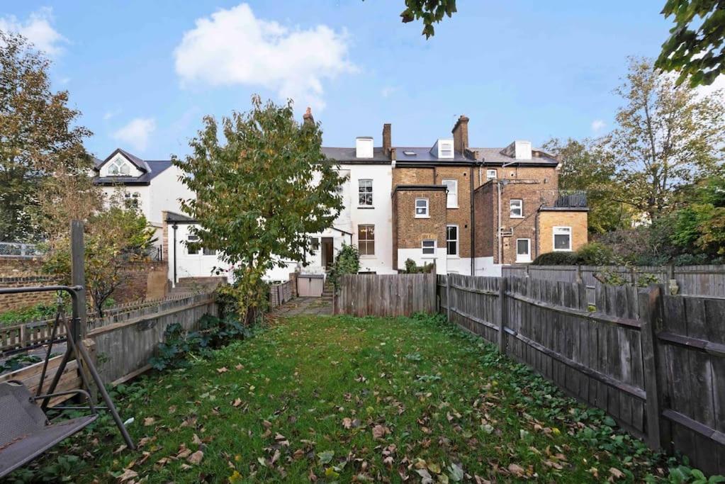 Avenue Road Raised Ground Floor Apartment W3 Sleeps 4