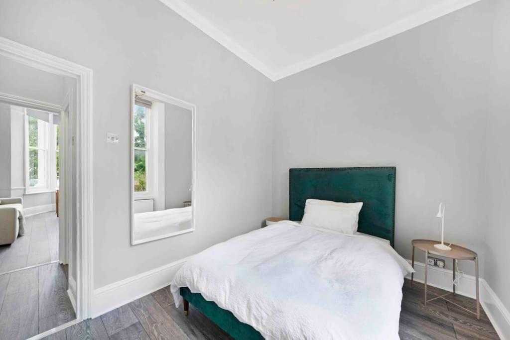 Avenue Road Raised Ground Floor Apartment W3 Sleeps 4