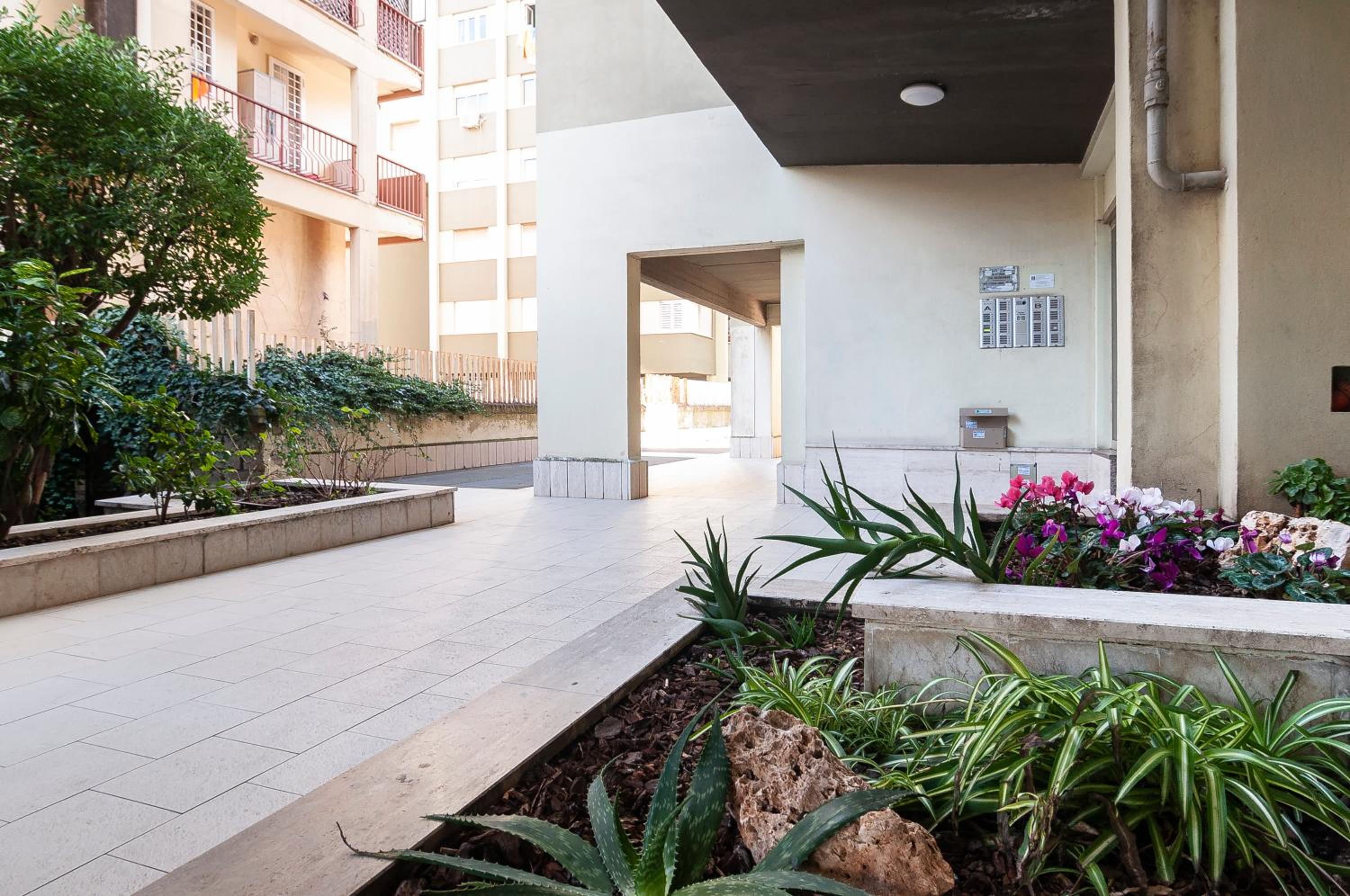 Elegant comfy three-rooms apartment in Eur with parking