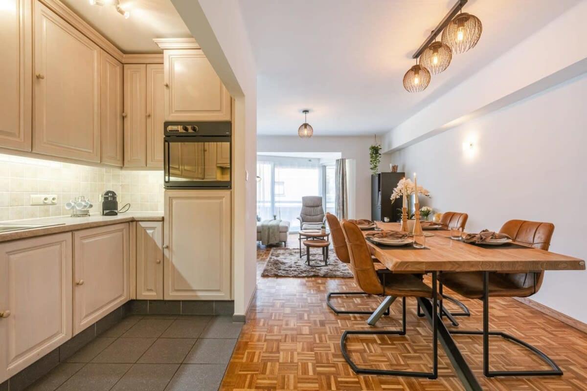Characterful apartment with lateral sea view