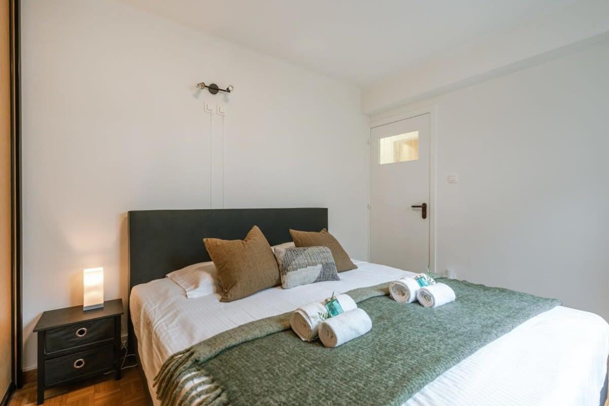 Characterful apartment with lateral sea view