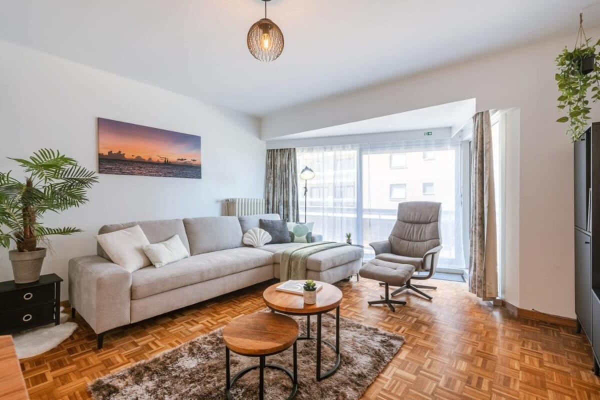 Characterful apartment with lateral sea view