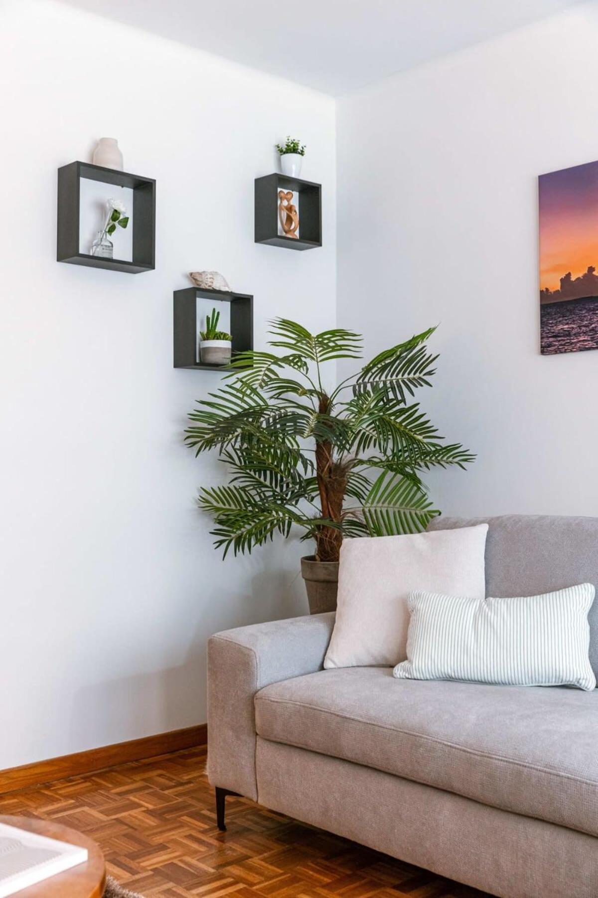 Characterful apartment with lateral sea view