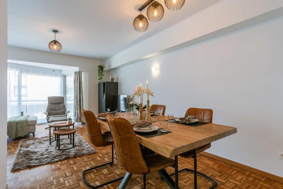 Characterful apartment with lateral sea view