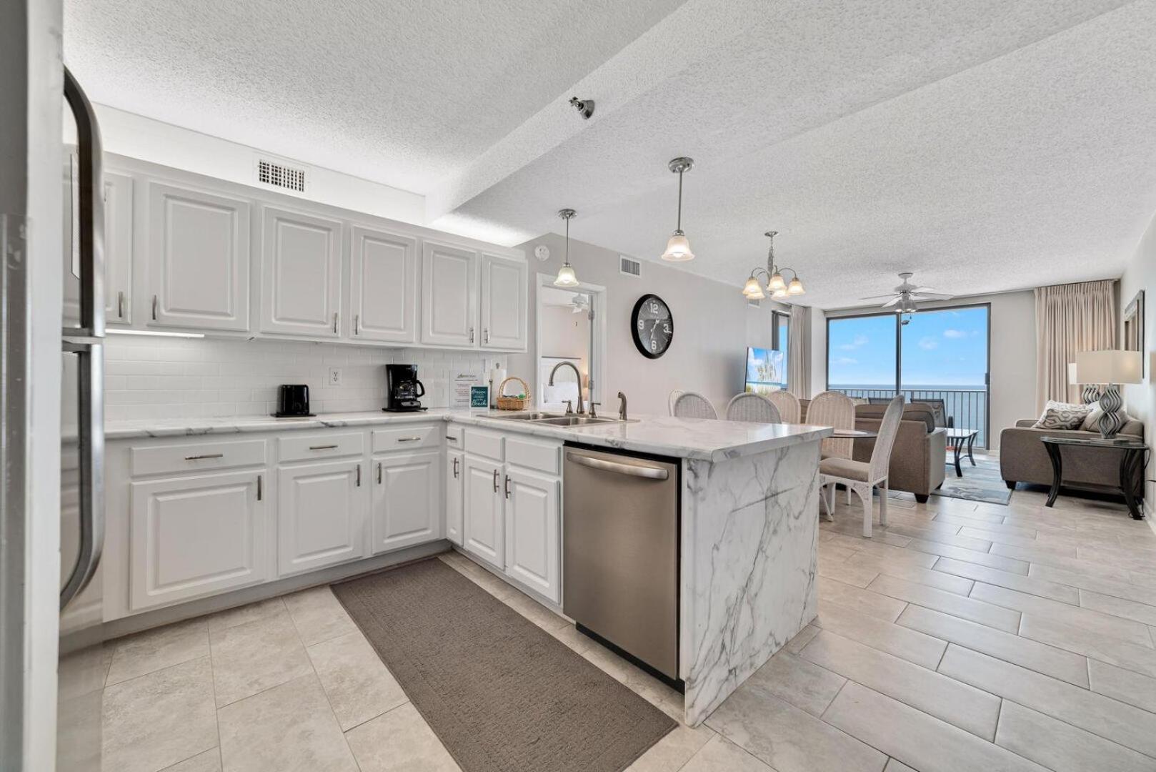 Stunning Views, 3BD/2BA w/ Private Balcony