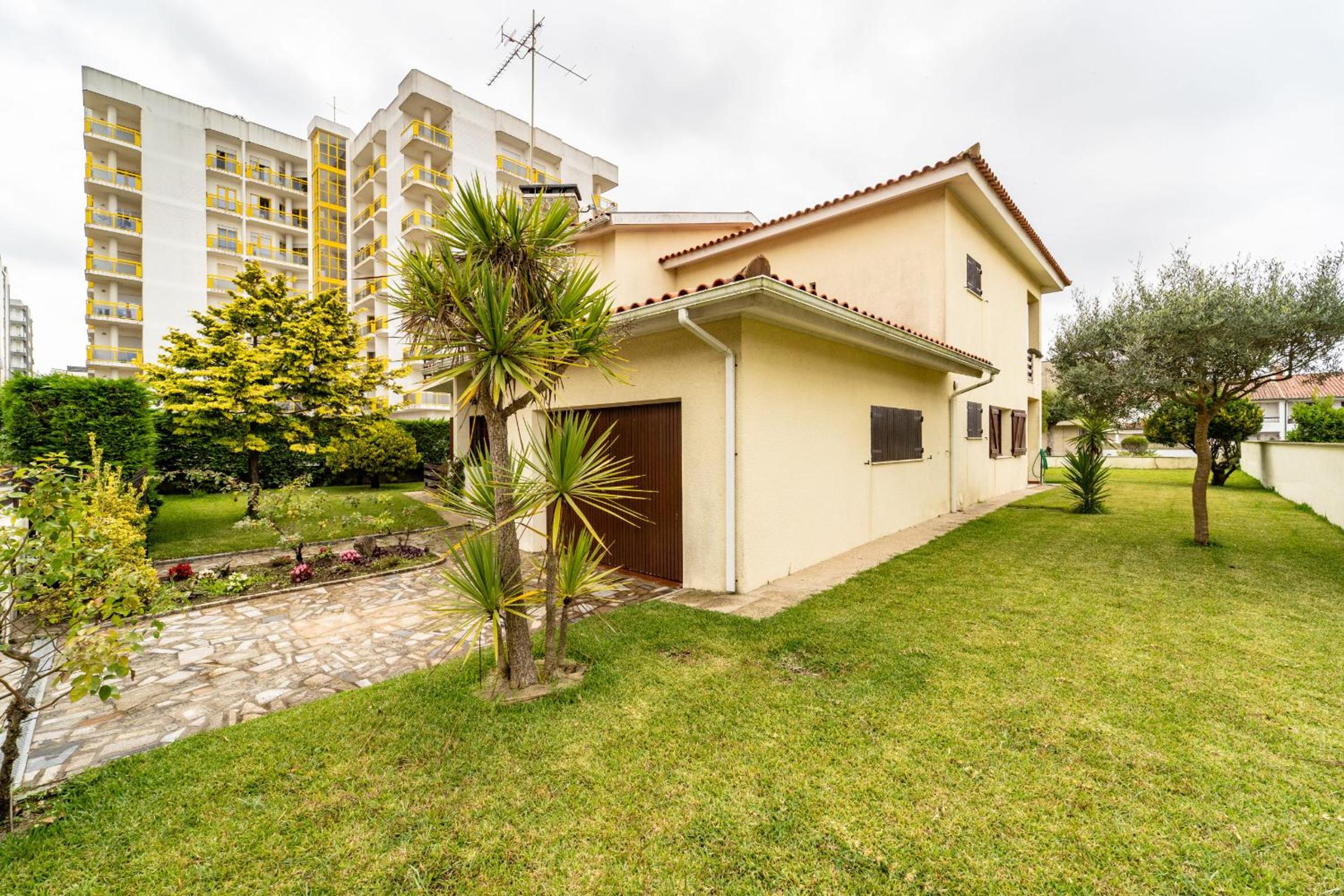 Amorosa Villa, 500m from the beach by House and People