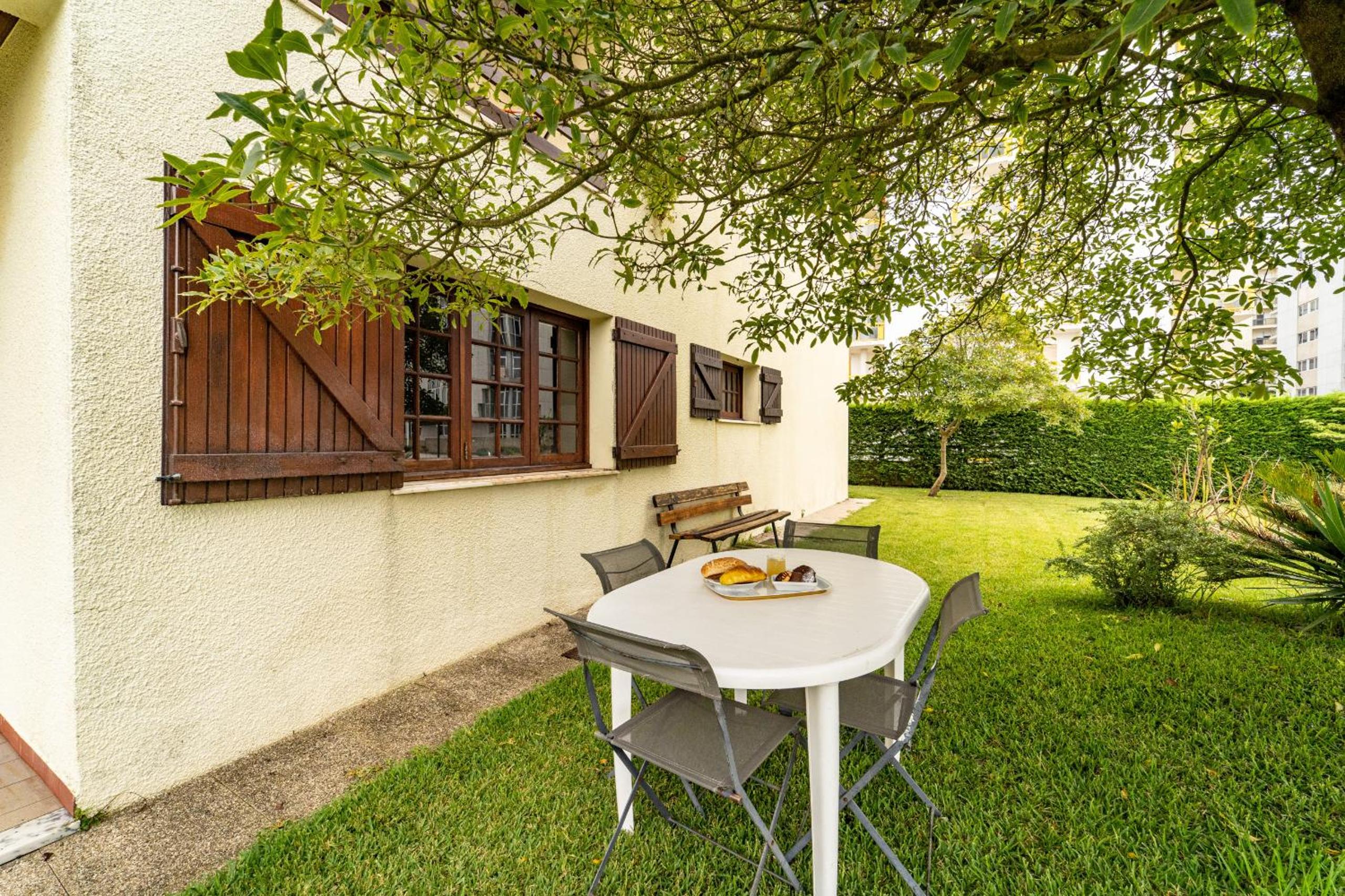 Amorosa Villa, 500m from the beach by House and People