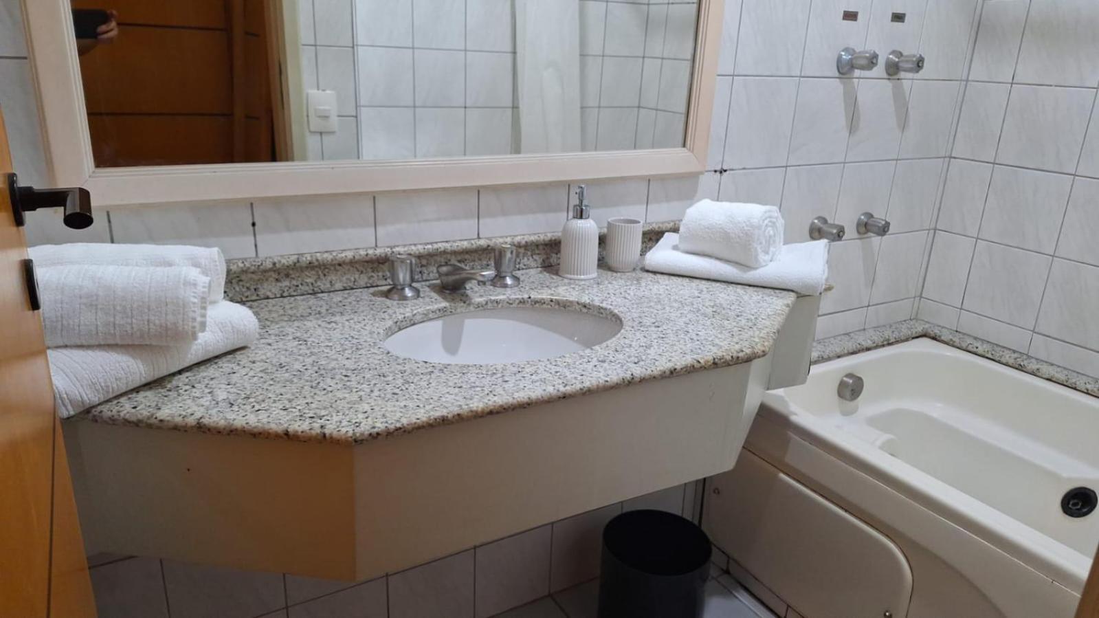 Hampton Park Jardins com Banheira Hidromassagem Luxuoso