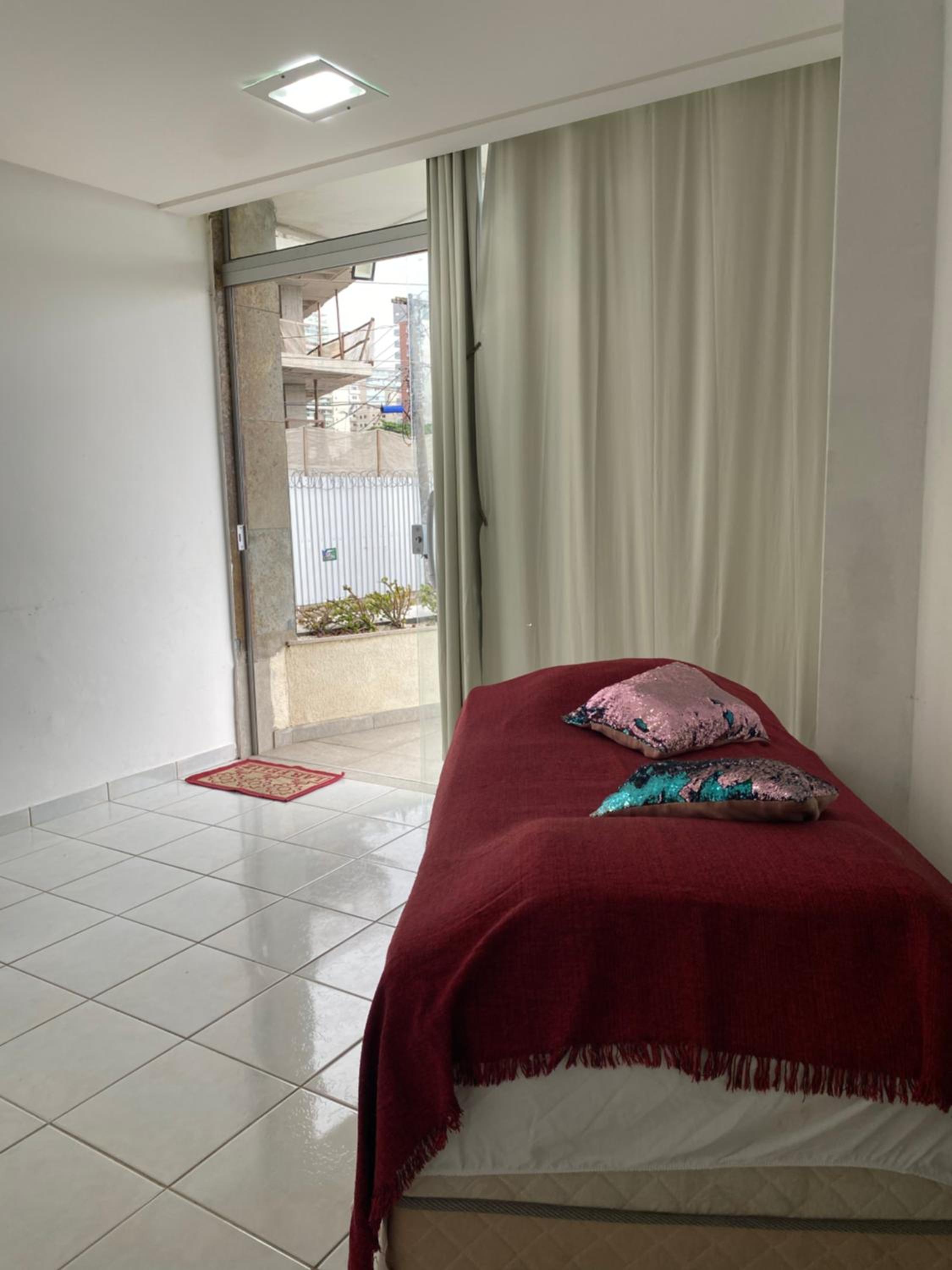 Quarto e sala pé na areia