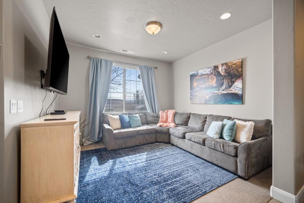 Stellar Location Access To Pool Hot Tub And More view 5