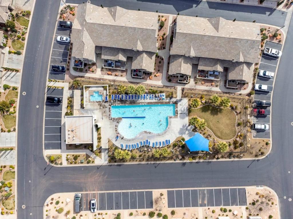 Stellar Location Access To Pool Hot Tub And More view 3