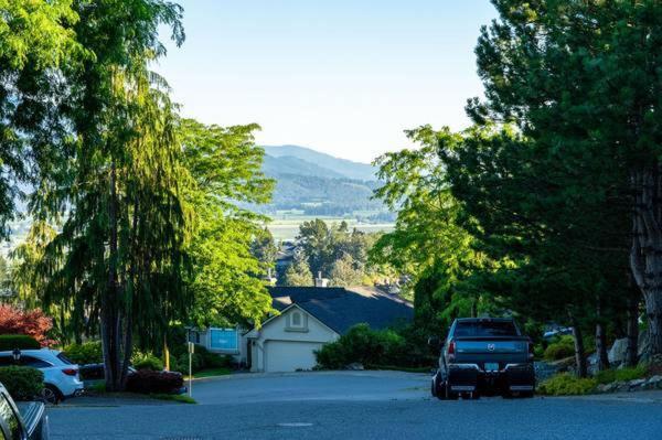 2 Bedroom Private Guest Suite on a hill