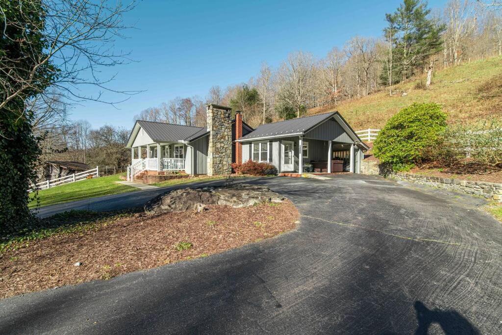 Hotel Full Access to our Farm & Petting ZOO + Hot Tub! - Image 1