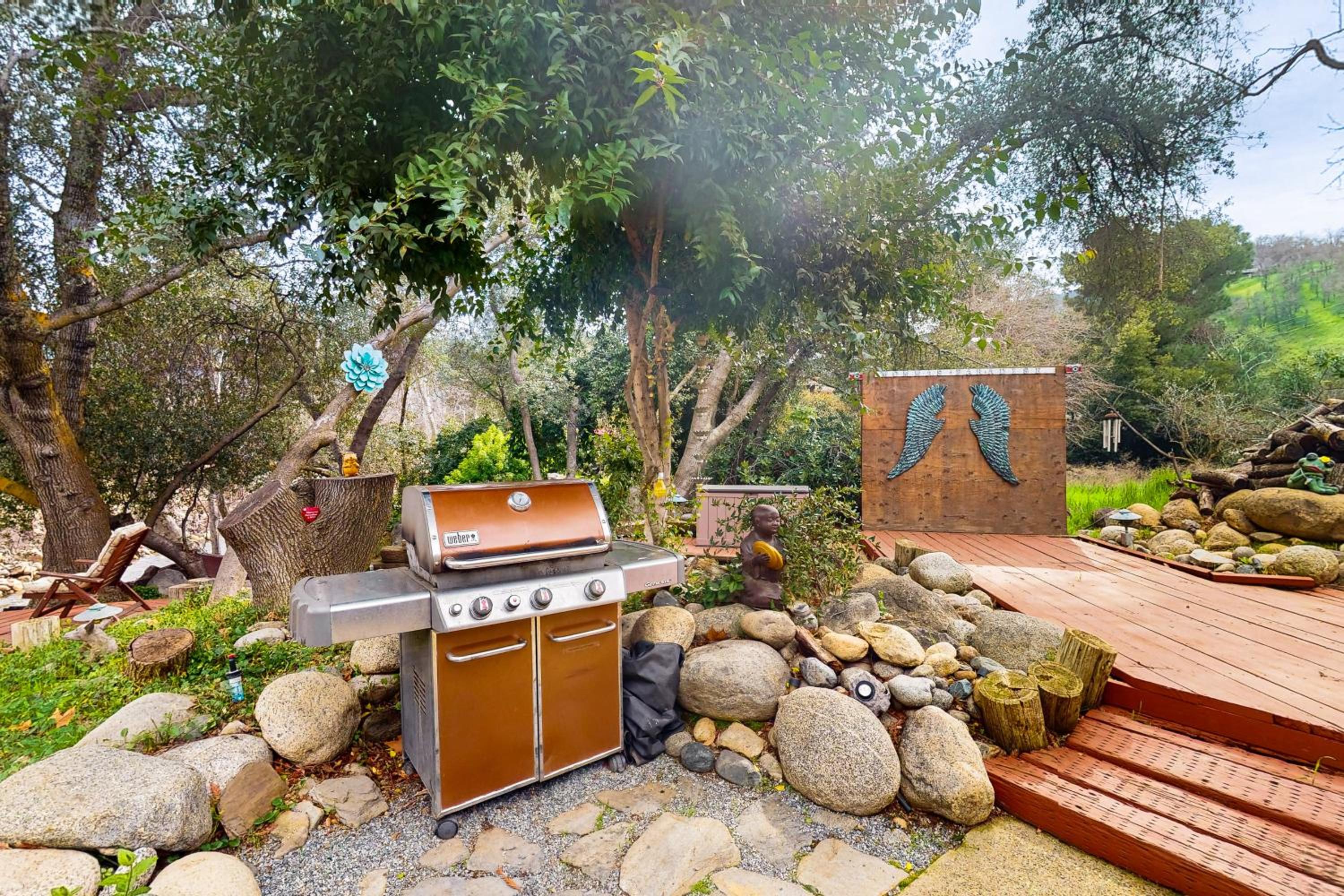 3BR Secluded and Well-Stocked Riverside Home with AC