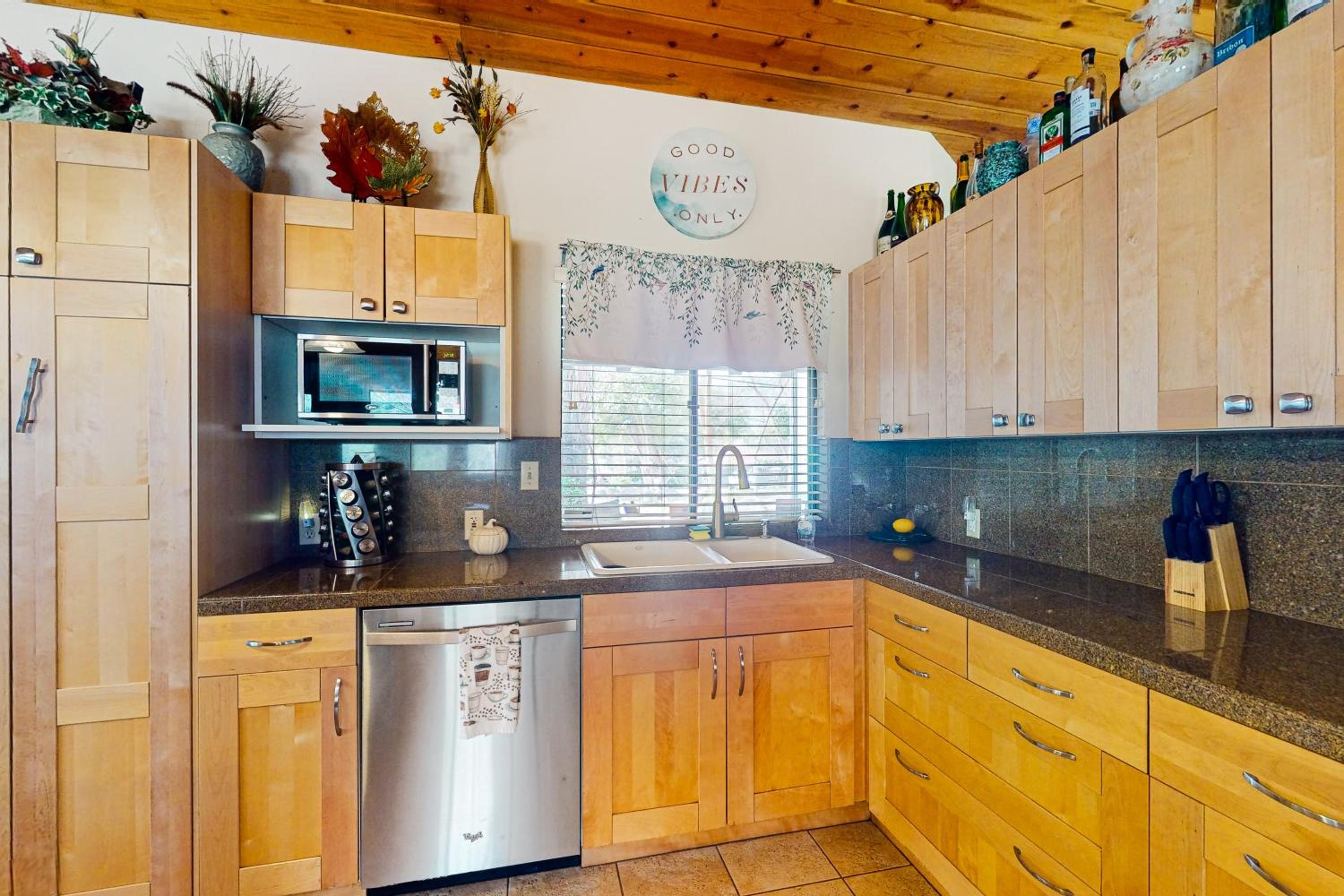 3BR Secluded and Well-Stocked Riverside Home with AC