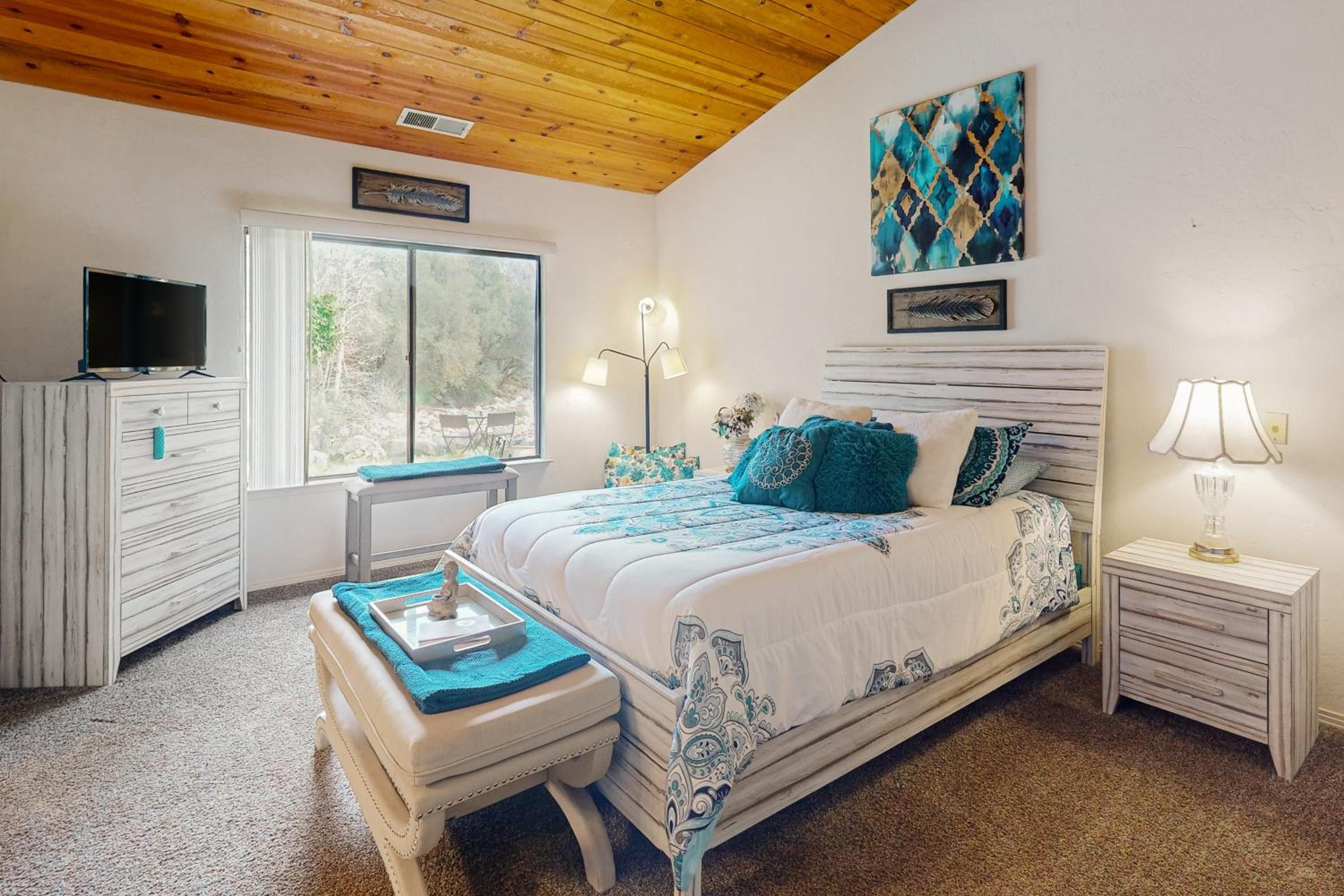 3BR Secluded and Well-Stocked Riverside Home with AC