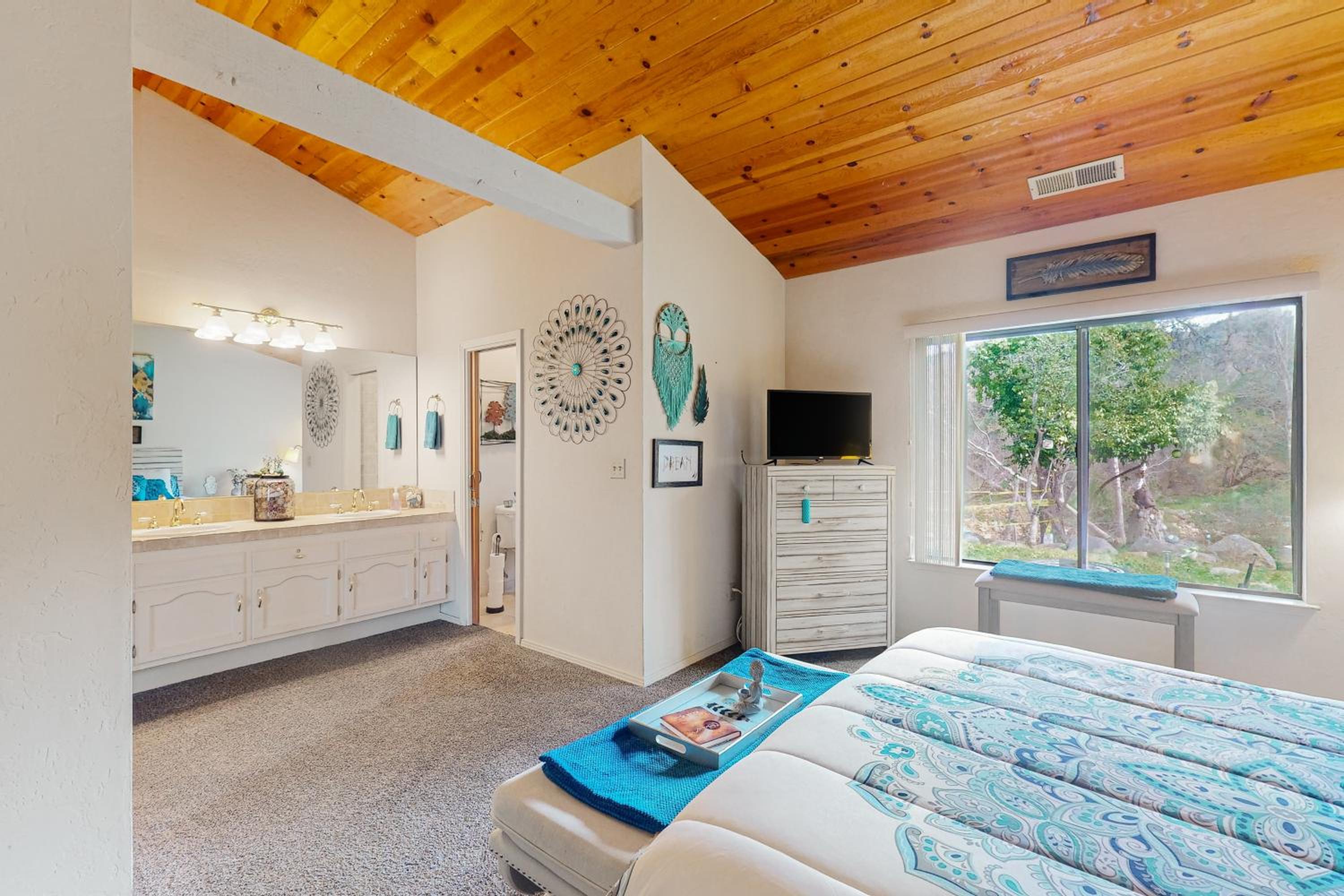 3BR Secluded and Well-Stocked Riverside Home with AC