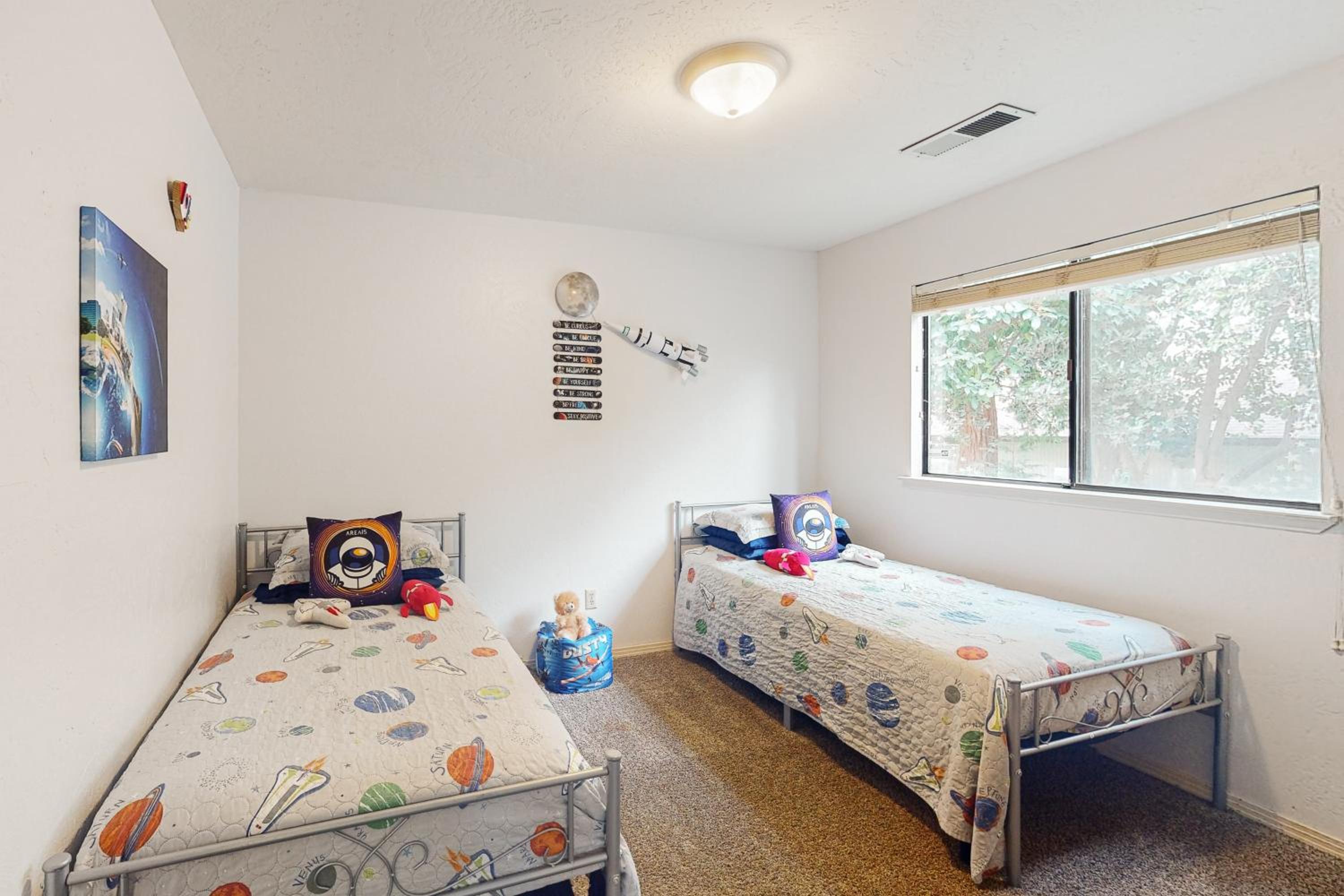 3BR Secluded and Well-Stocked Riverside Home with AC