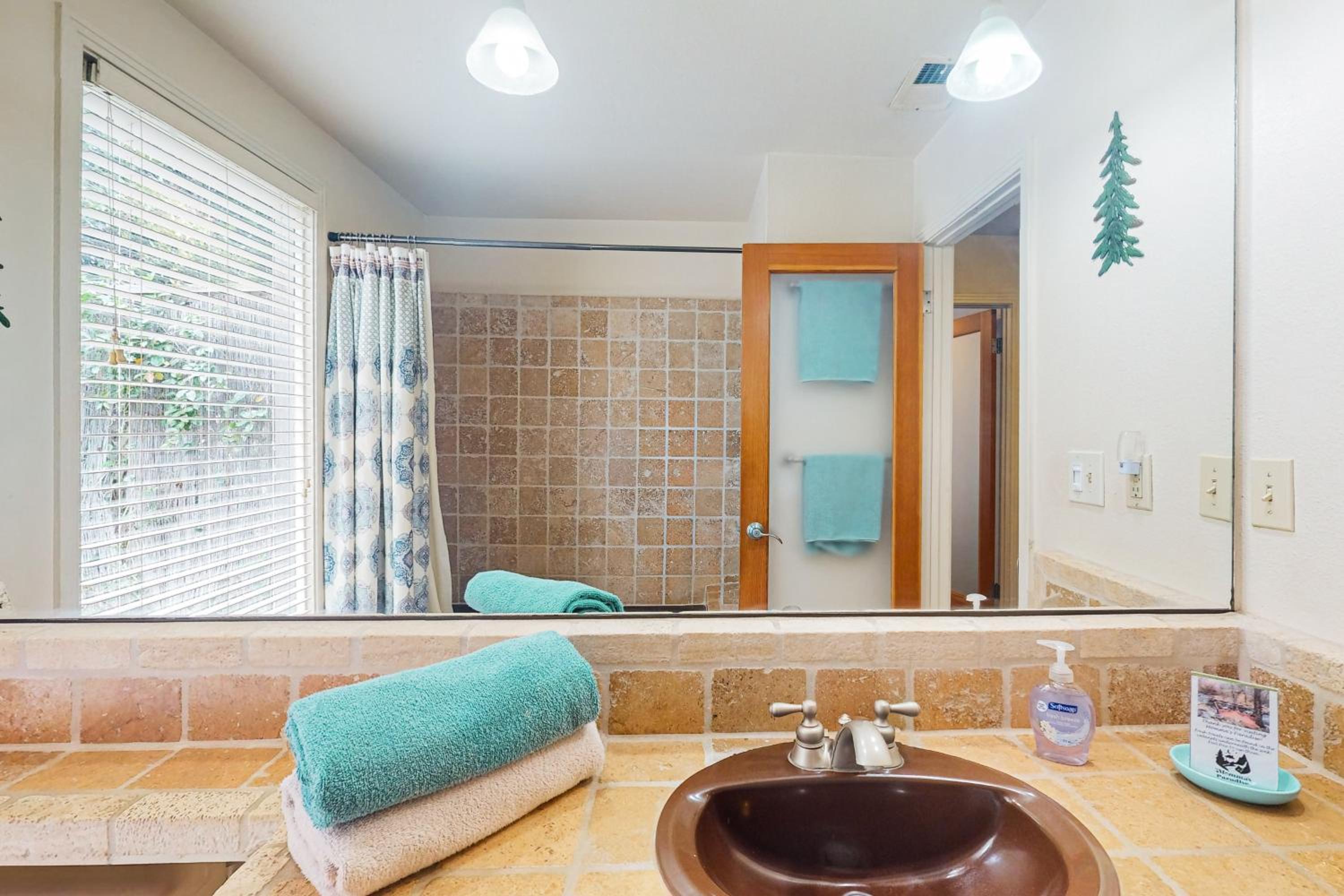 3BR Secluded and Well-Stocked Riverside Home with AC