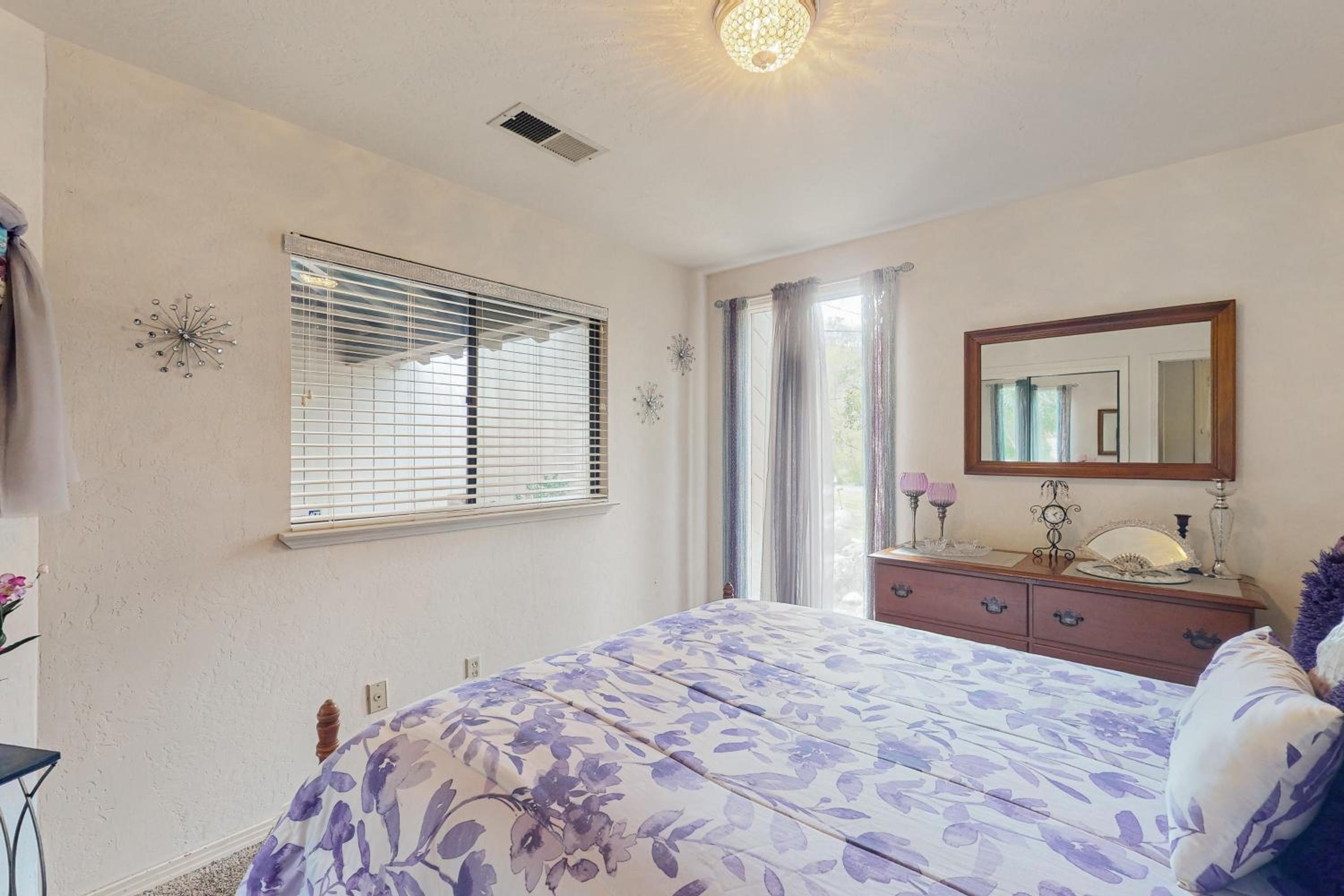 3BR Secluded and Well-Stocked Riverside Home with AC