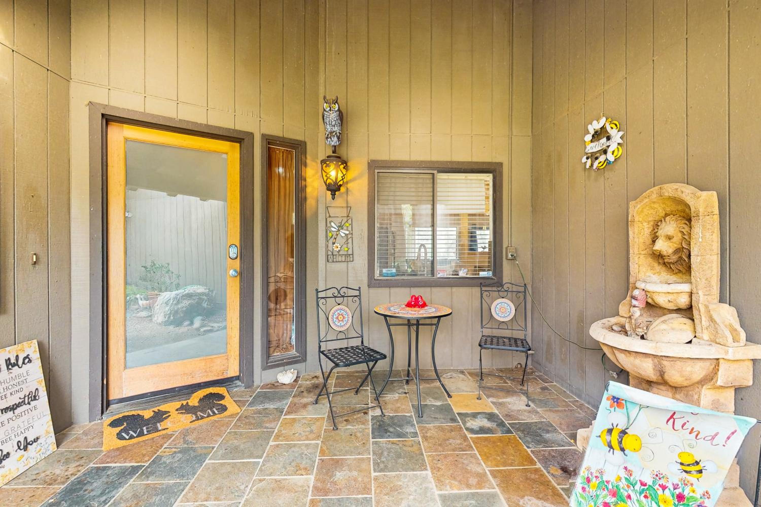 3BR Secluded and Well-Stocked Riverside Home with AC