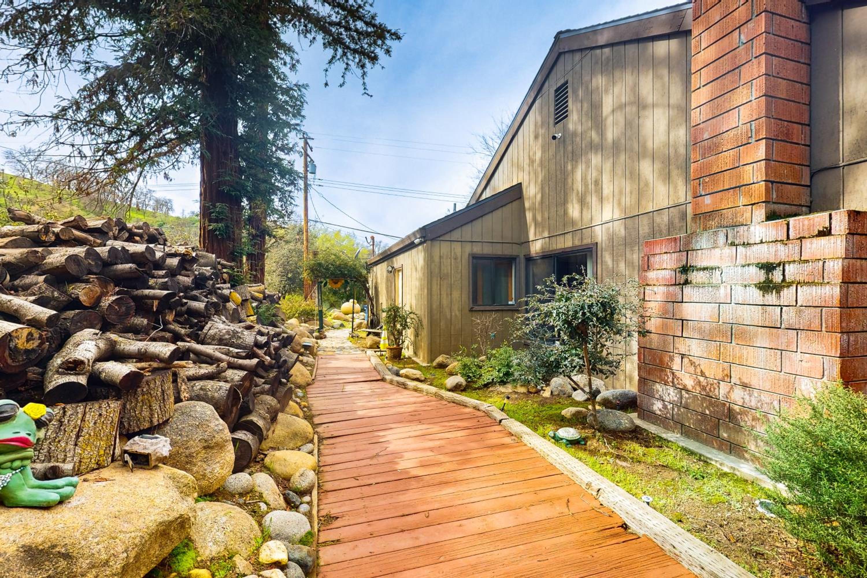 3BR Secluded and Well-Stocked Riverside Home with AC