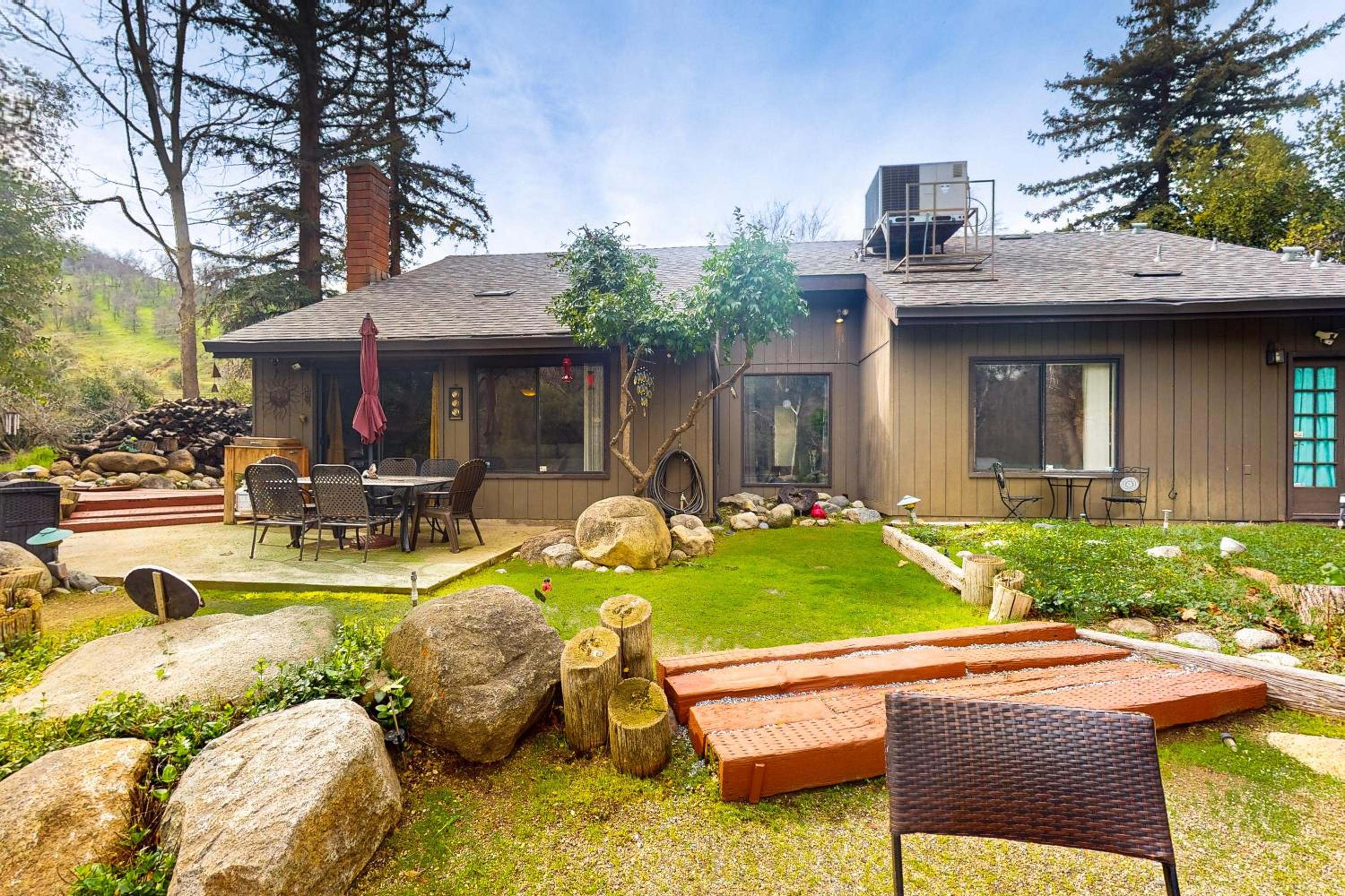 3BR Secluded and Well-Stocked Riverside Home with AC