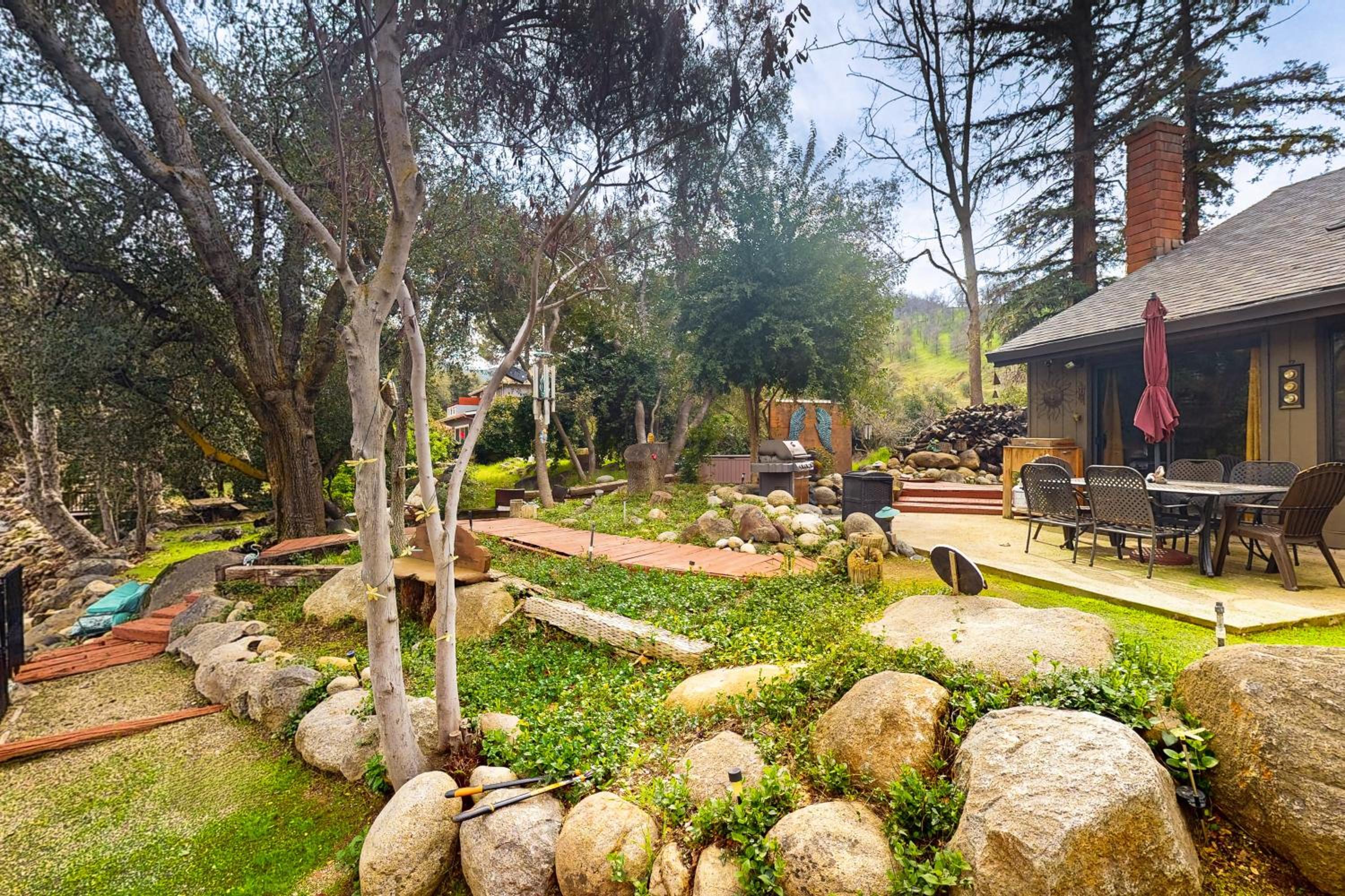 3BR Secluded and Well-Stocked Riverside Home with AC