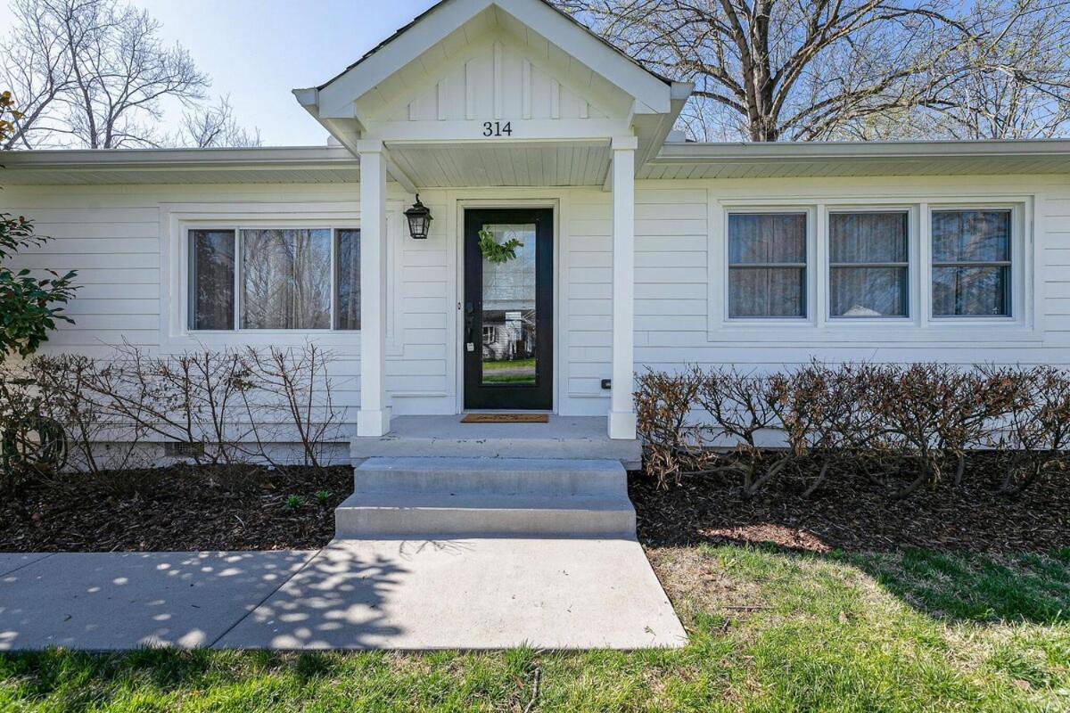 Hotel King Suite Highland House of Historic Franklin - Image 1