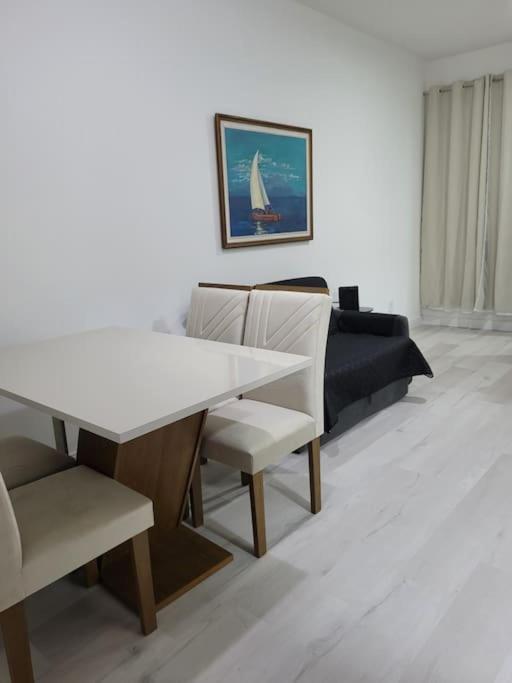 Flat recém-reformado e bem localizado