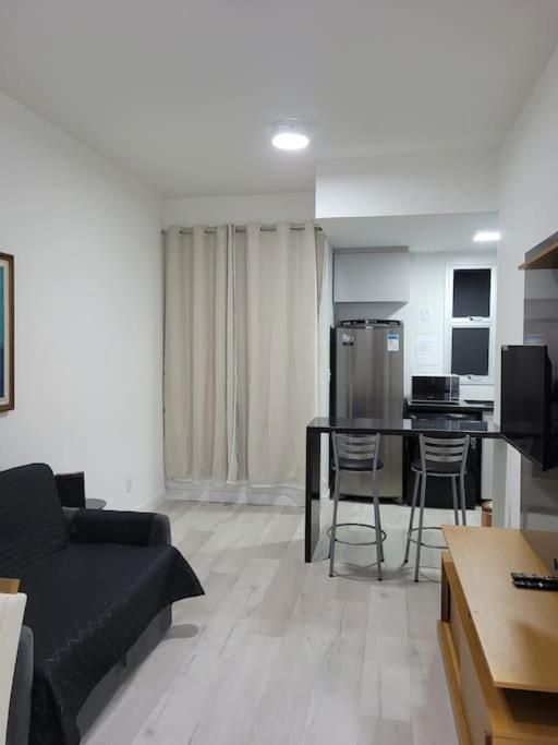 Flat recém-reformado e bem localizado