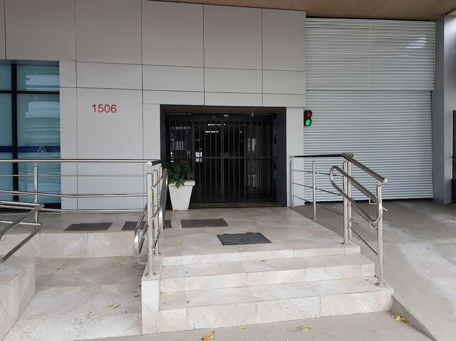 Flat recém-reformado e bem localizado