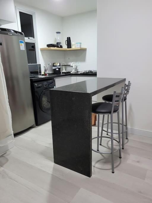 Flat recém-reformado e bem localizado
