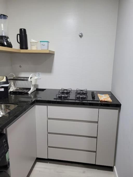 Flat recém-reformado e bem localizado
