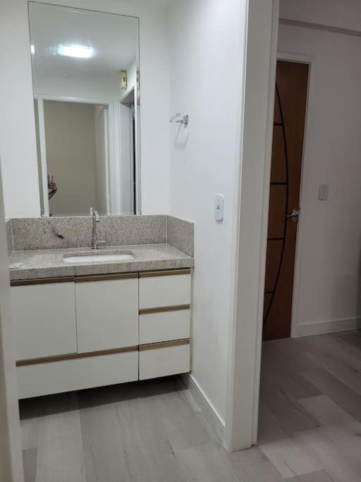 Flat recém-reformado e bem localizado