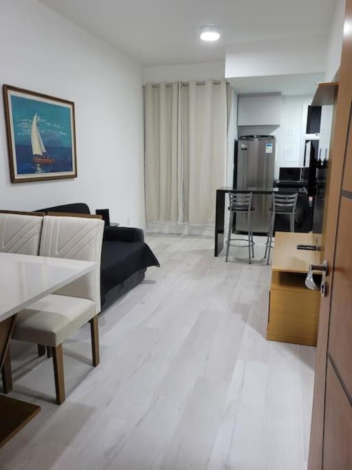 Flat recém-reformado e bem localizado
