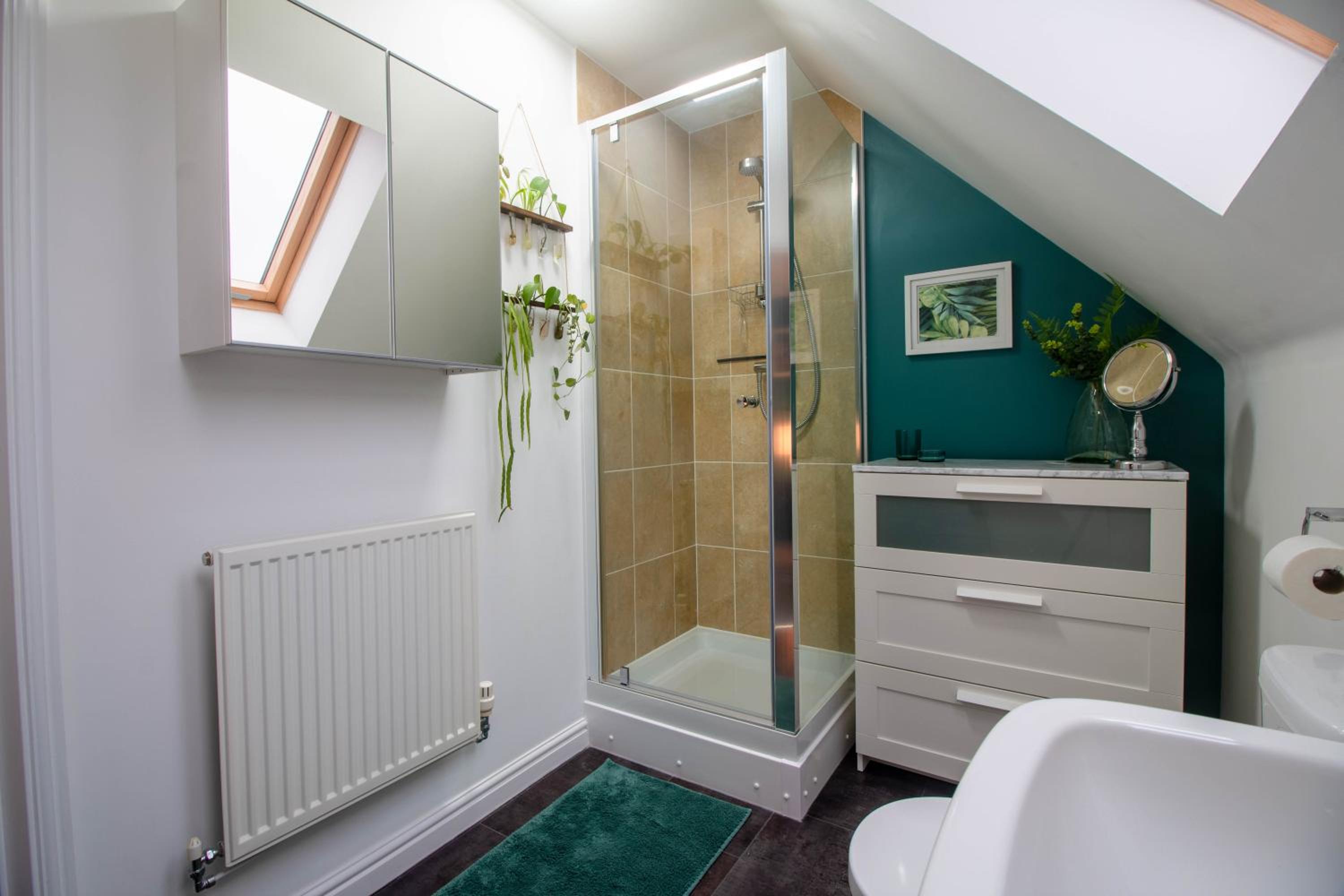 Cosy 4 Bedroom Town House with Mountain views, Private garden and ease of access into Abergavenny view 5