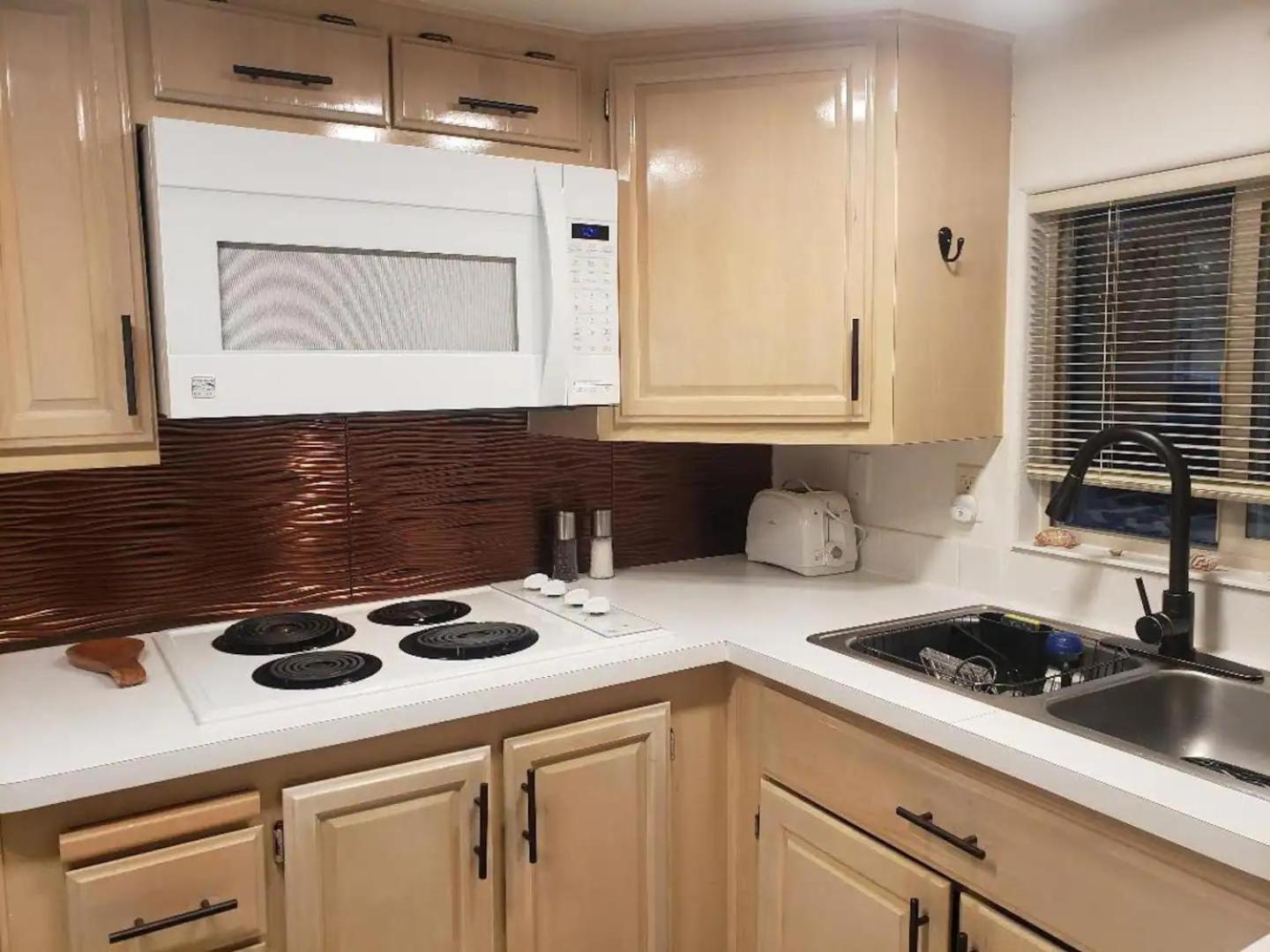 Odysea Ocean Cabin 26 w Jacuzzi & Modern Decor view 4