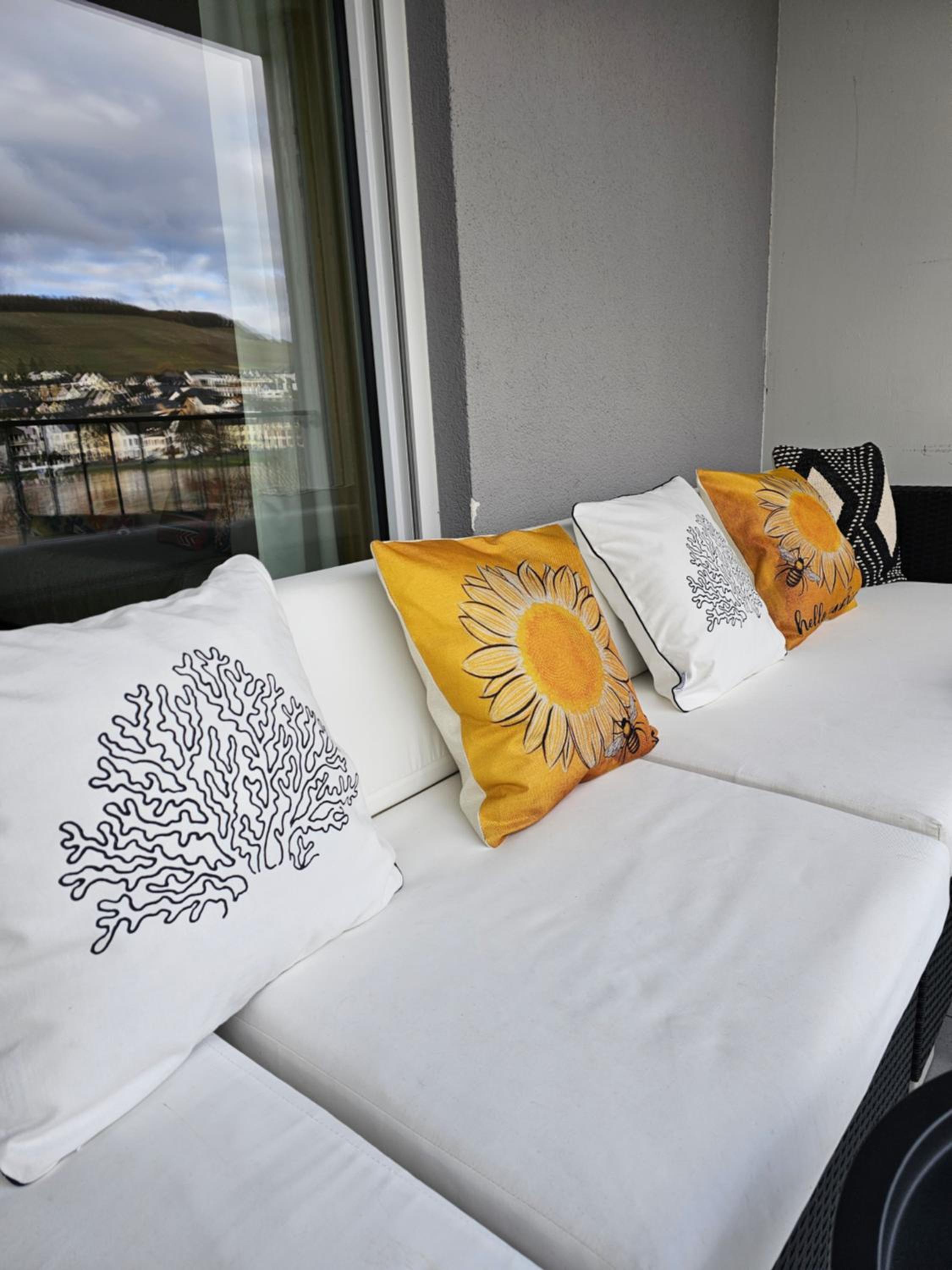 Elegant Apartment with Direct River View, Balcony and Parking in Bernkastel-Kues