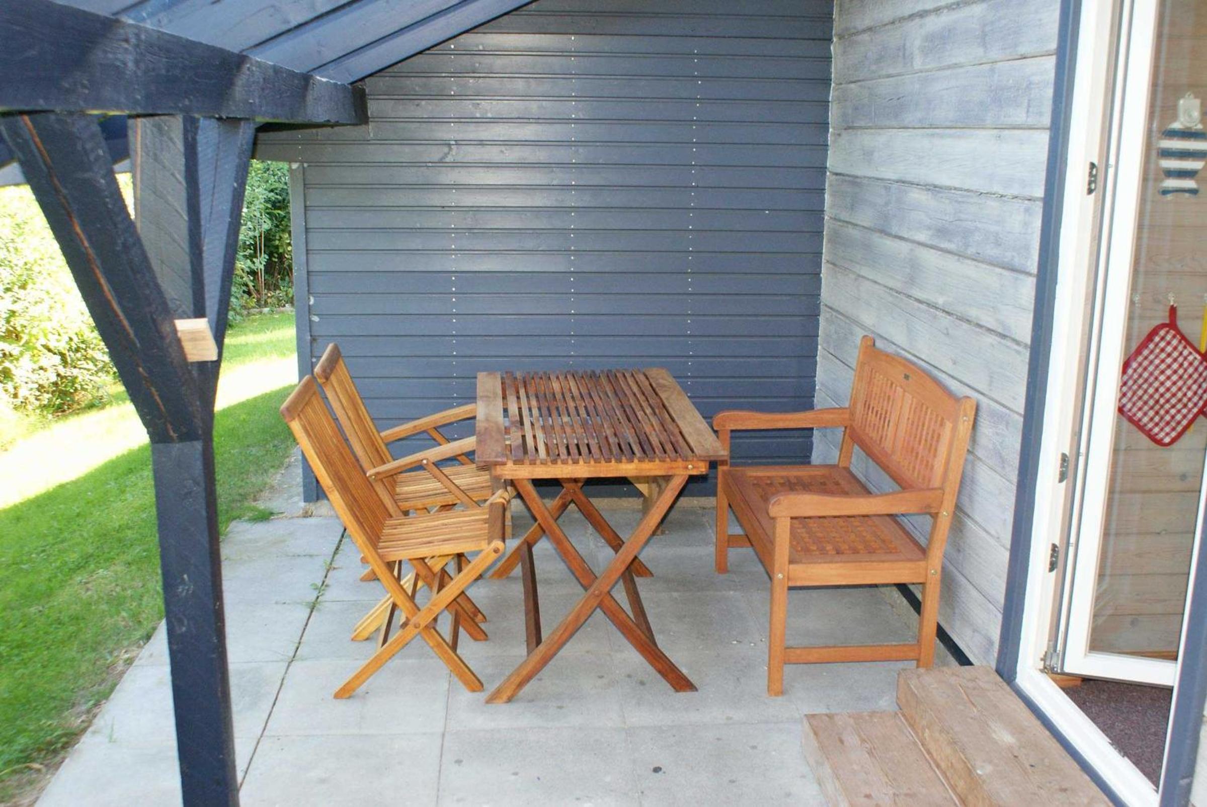 Blockhaus mit Parkplatz vor der Ha