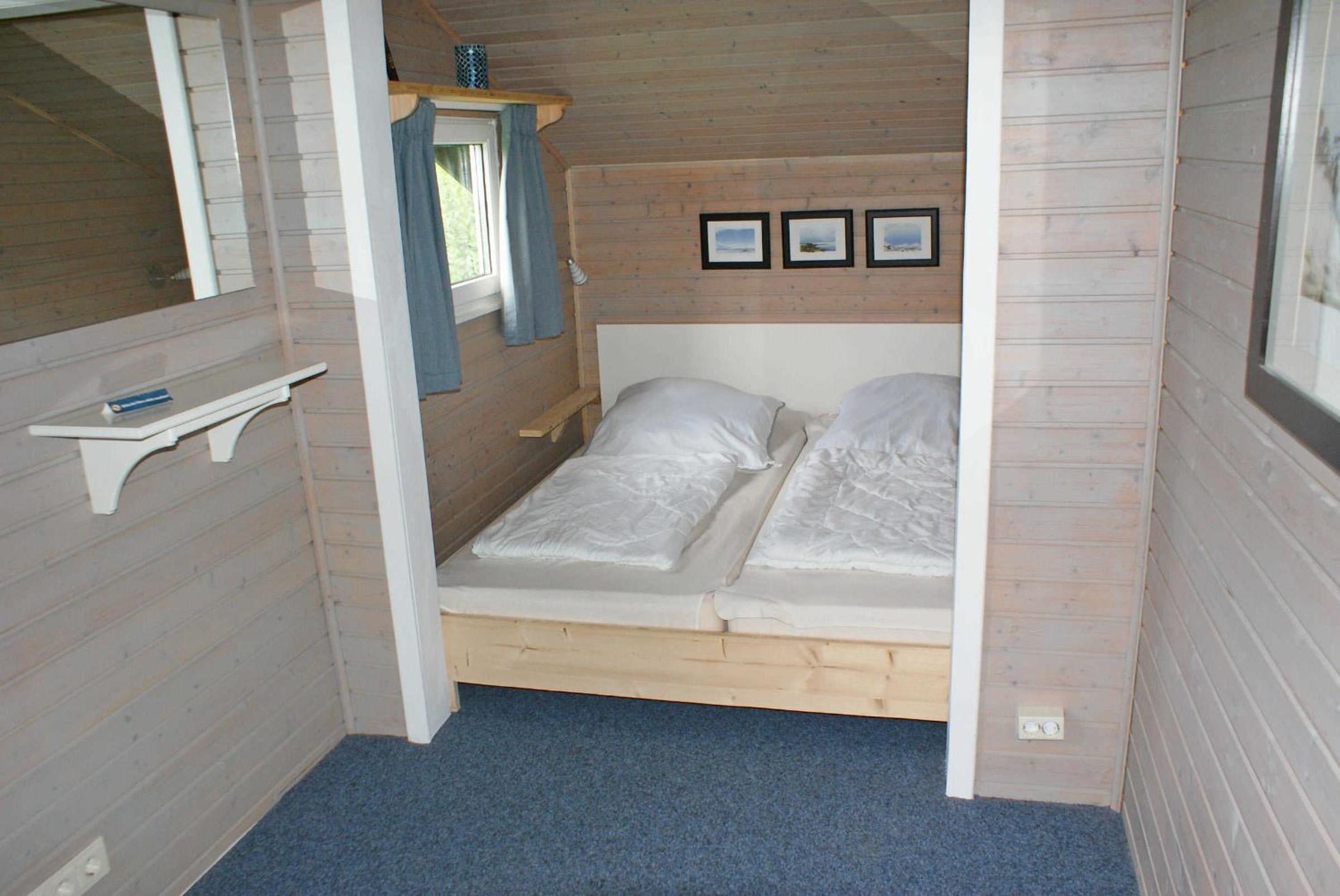 Blockhaus mit Parkplatz vor der Ha