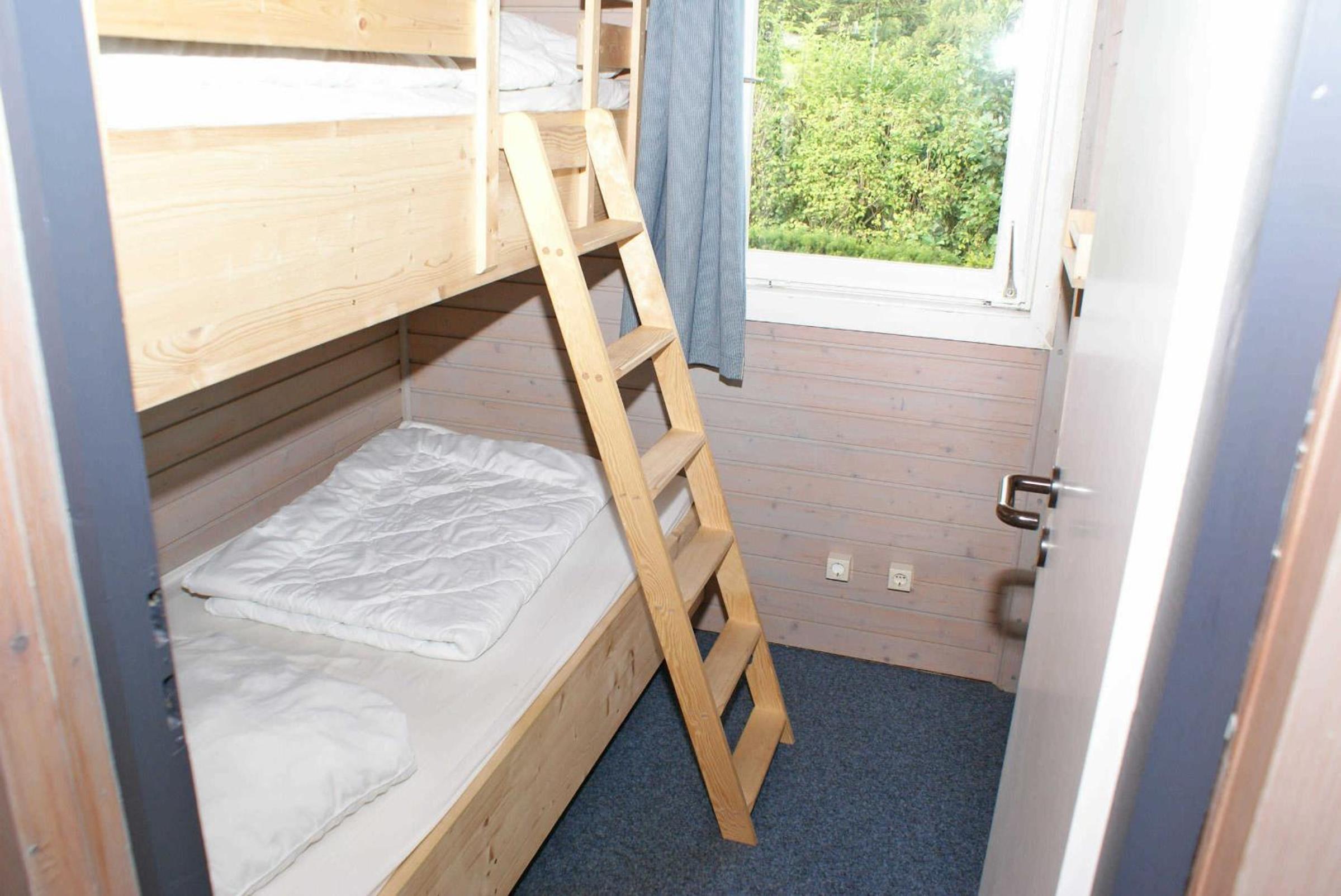Blockhaus mit Parkplatz vor der Ha