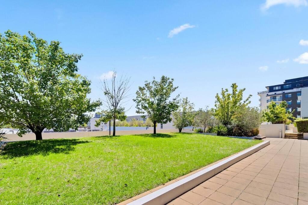 2BR Apt Gungahlin Square Luxe Super Central Wifi Wine Secure Parking