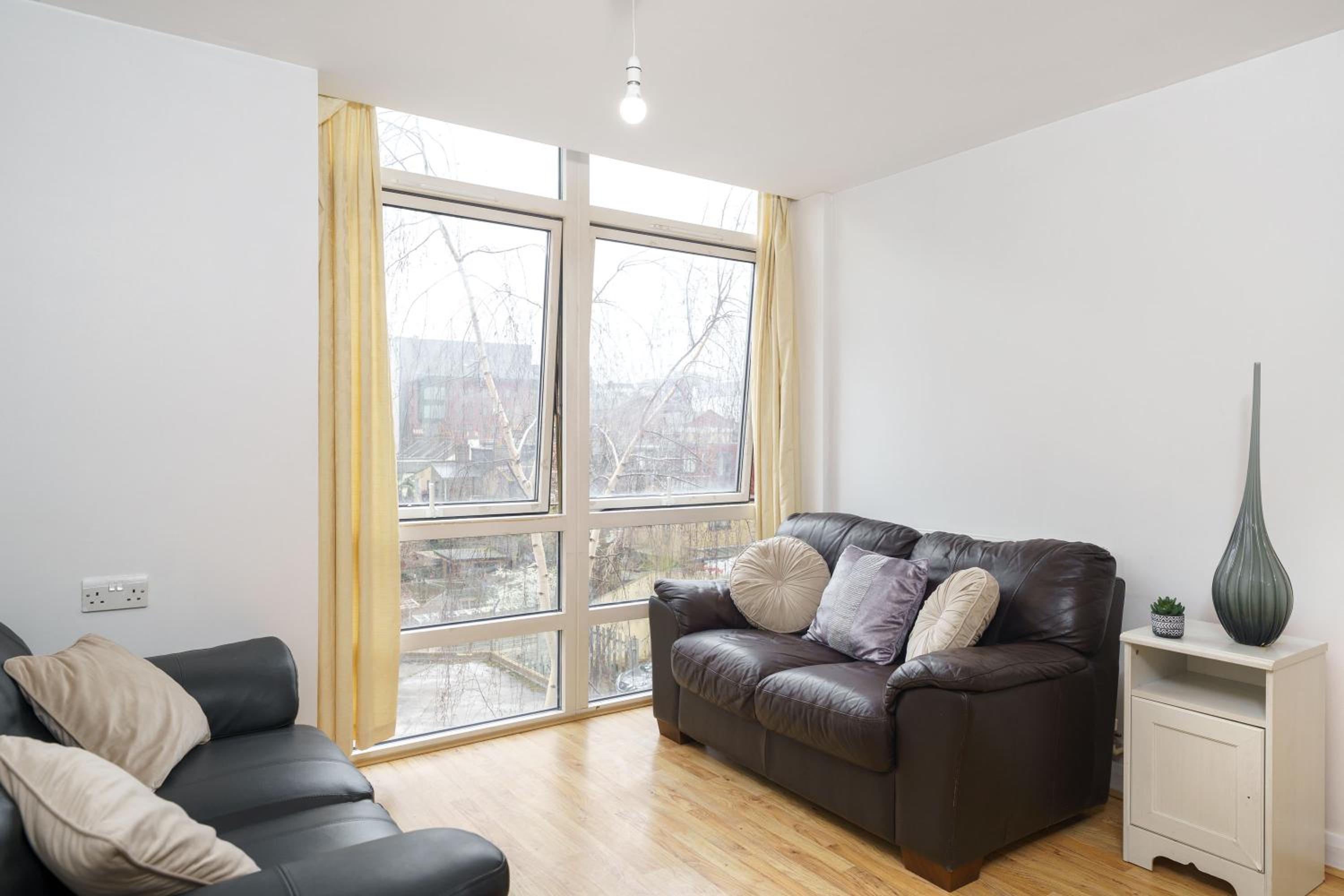 Beautiful 1 Bed Apartment with Living Room