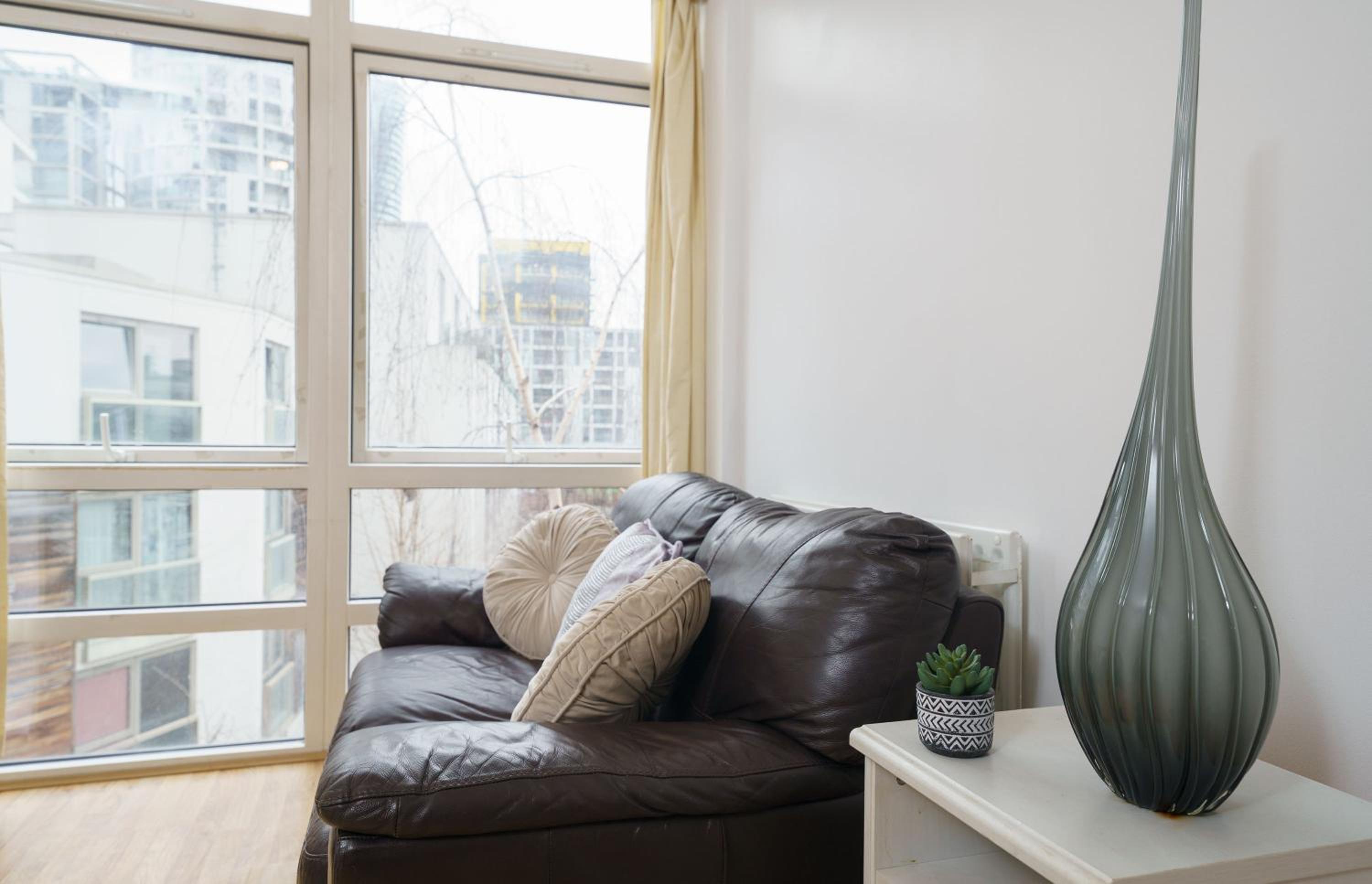 Beautiful 1 Bed Apartment with Living Room