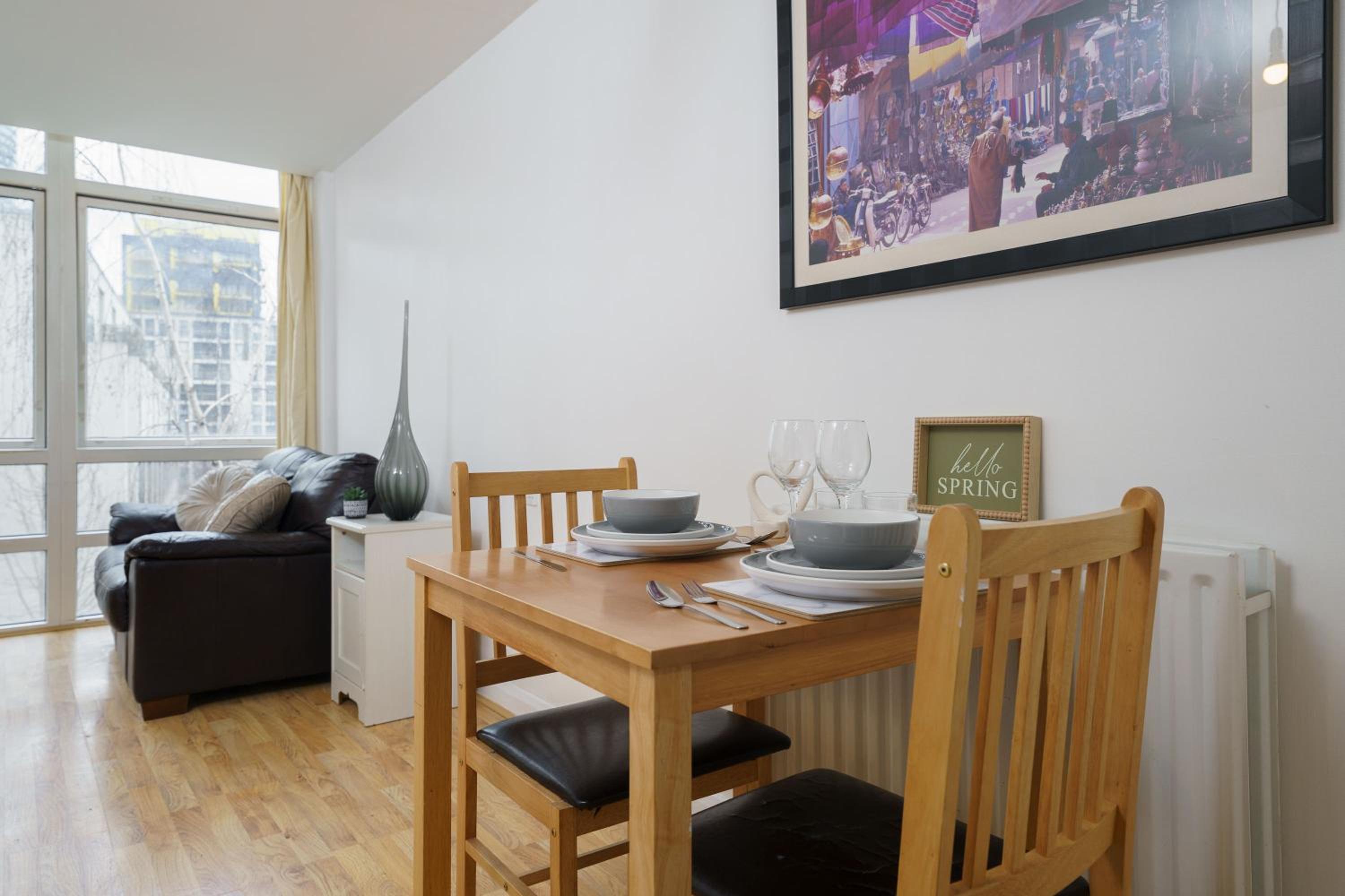 Beautiful 1 Bed Apartment with Living Room
