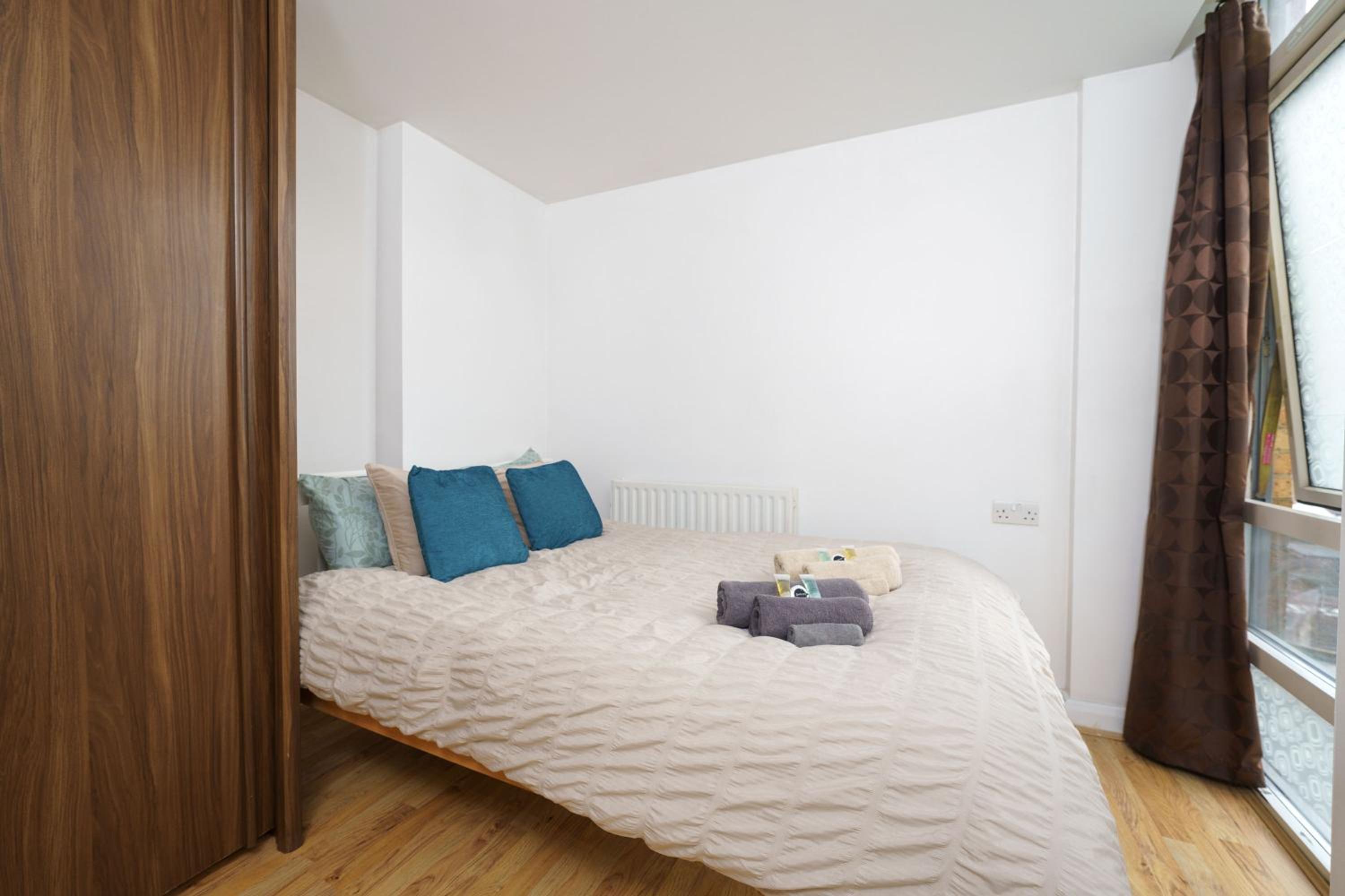 Beautiful 1 Bed Apartment with Living Room