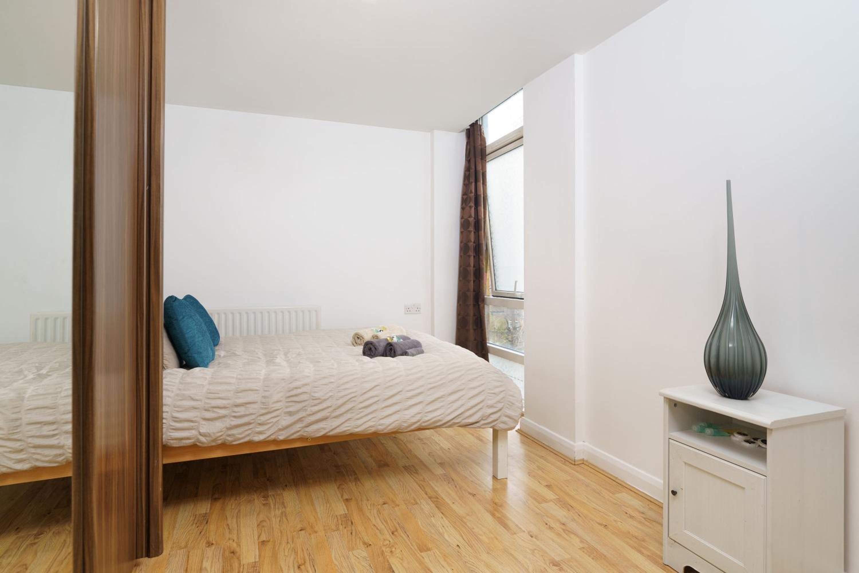 Beautiful 1 Bed Apartment with Living Room