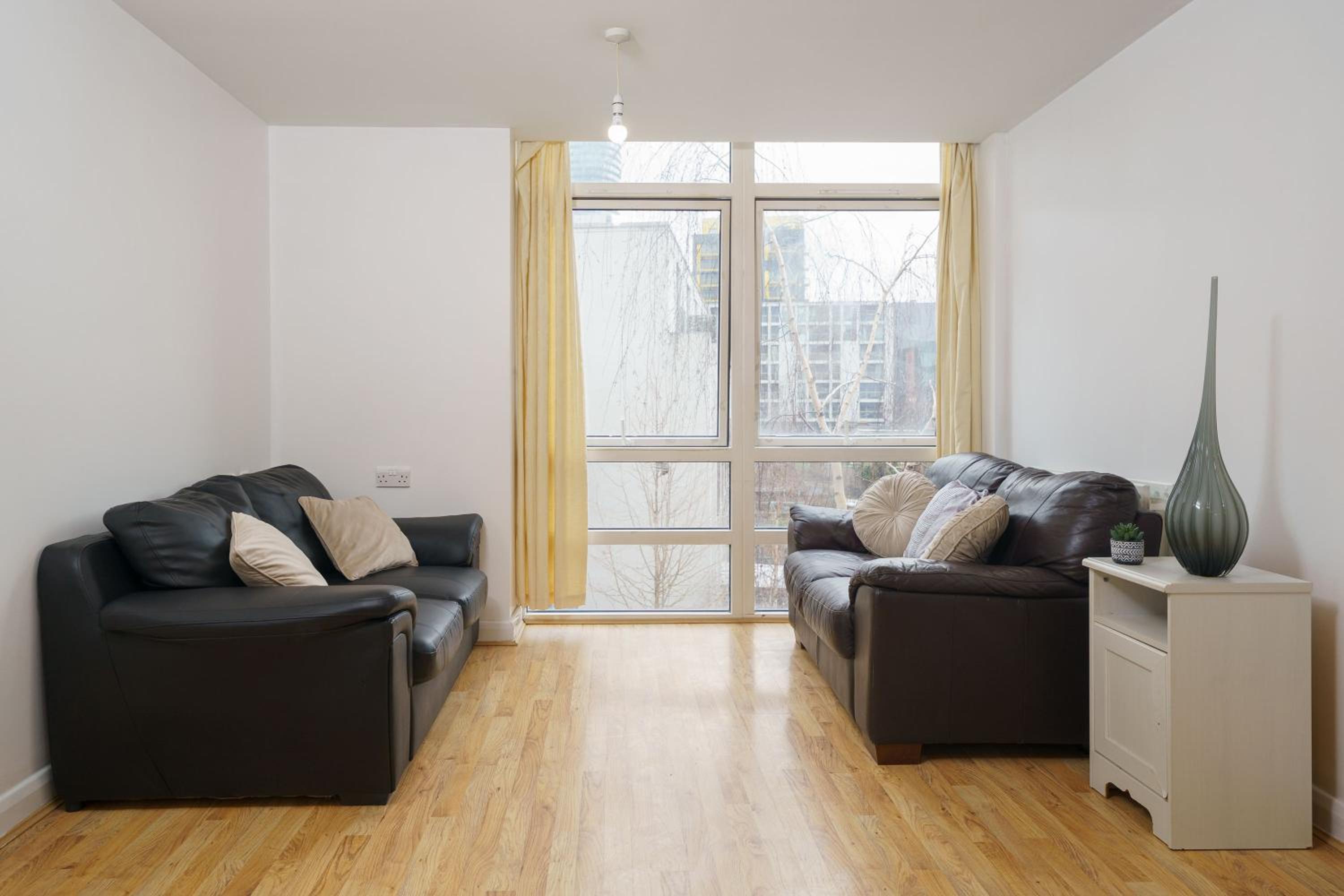 Beautiful 1 Bed Apartment with Living Room