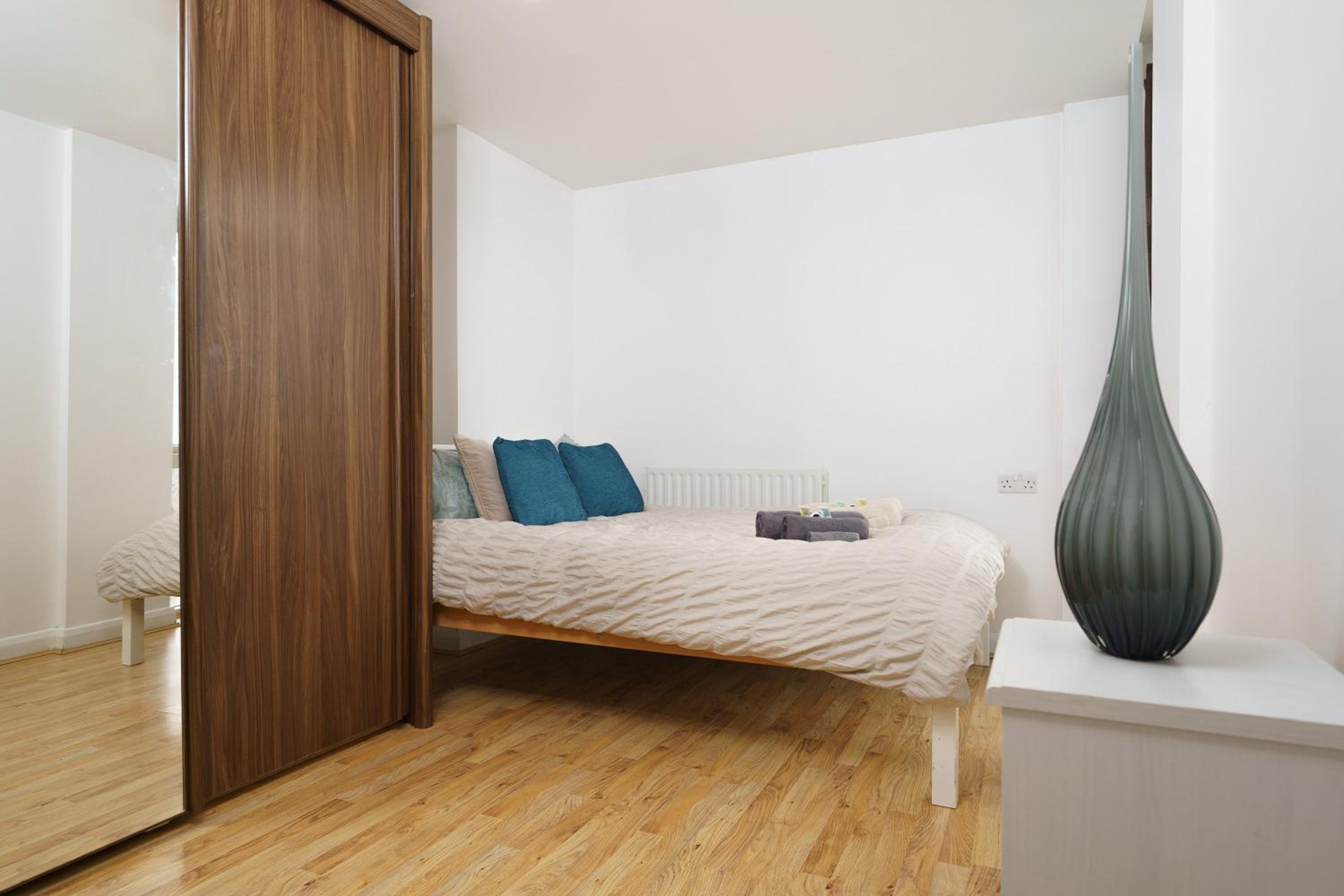 Beautiful 1 Bed Apartment with Living Room